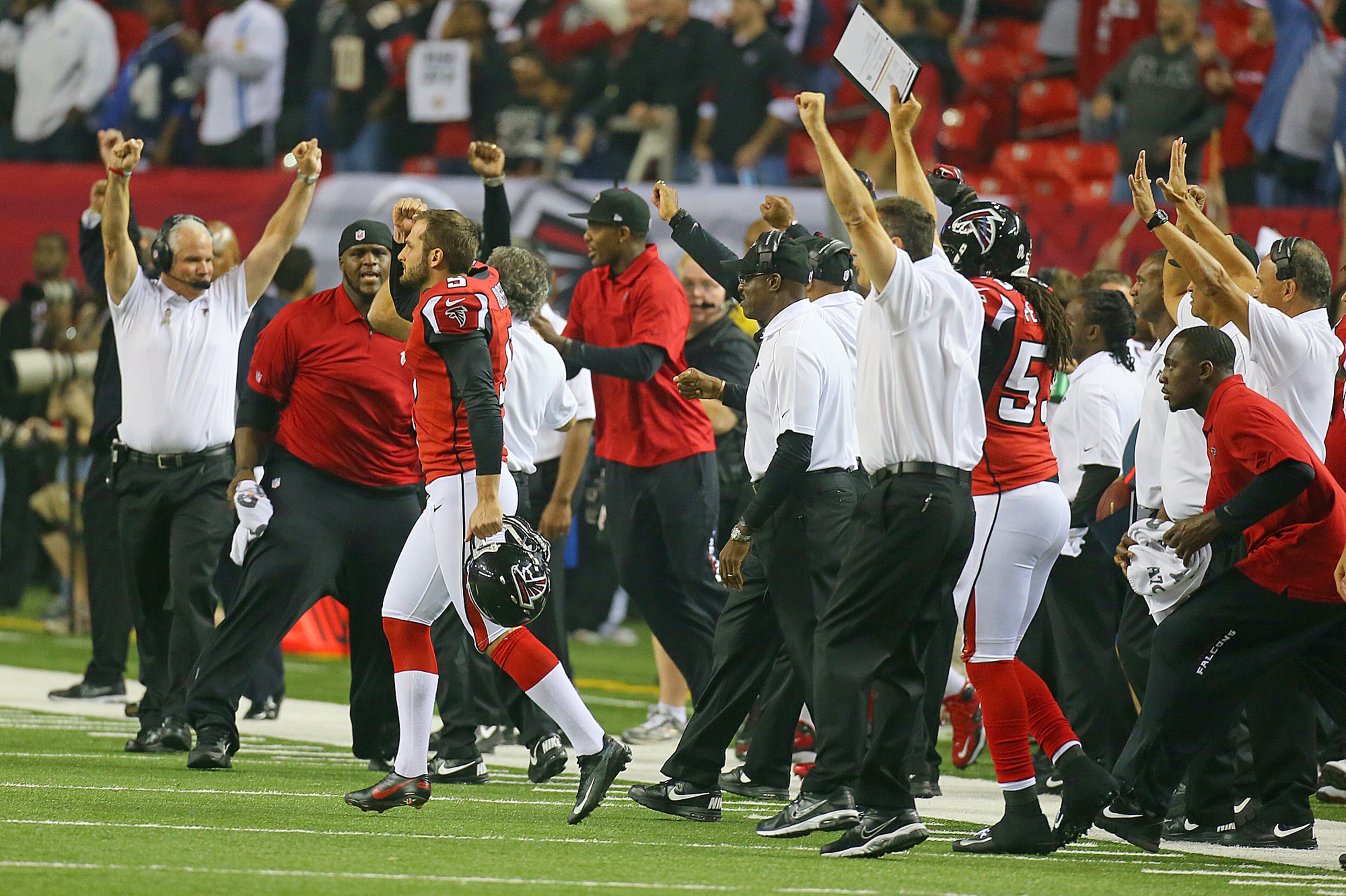 110412 ATLANTA: -- STILL UNDEFEATED -- Atlanta Falcons head coach Mike Smith (far left) and the Falcons errupt on the sidelines as time expires in a 19-13 victory over the Dallas Cowboys to remain undefeated at the Georgia Dome in Atlanta on Sunday, Nov. 4, 2012. CURTIS COMPTON / CCOMPTON@AJC.COM