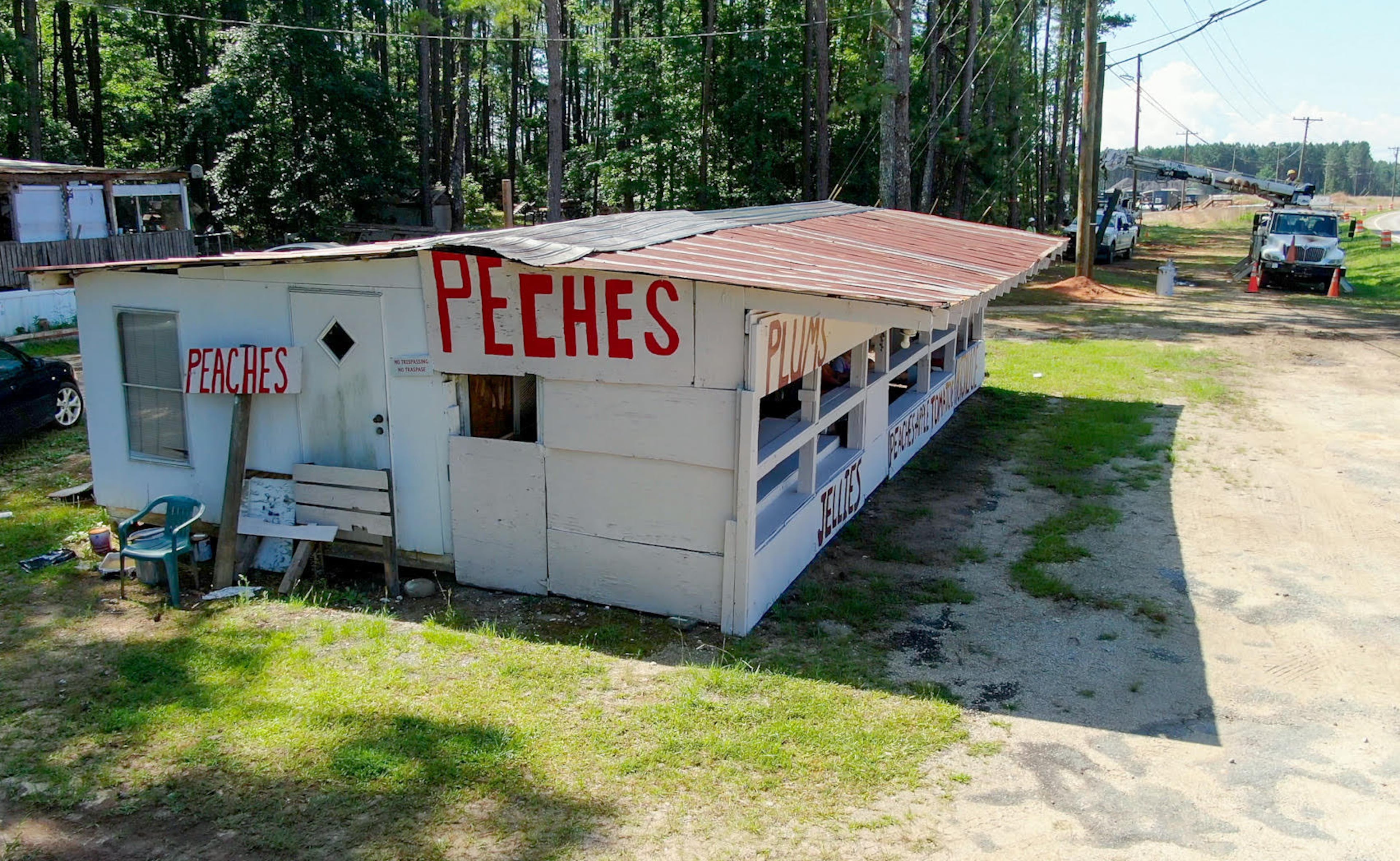 The Peches Fruit Stand on U.S. Highway 441 north of Eatonton, shown here in summer 2023 before roadwork added two more lanes to the well-traveled north-south route. (Courtesy of The Macon Telegraph)