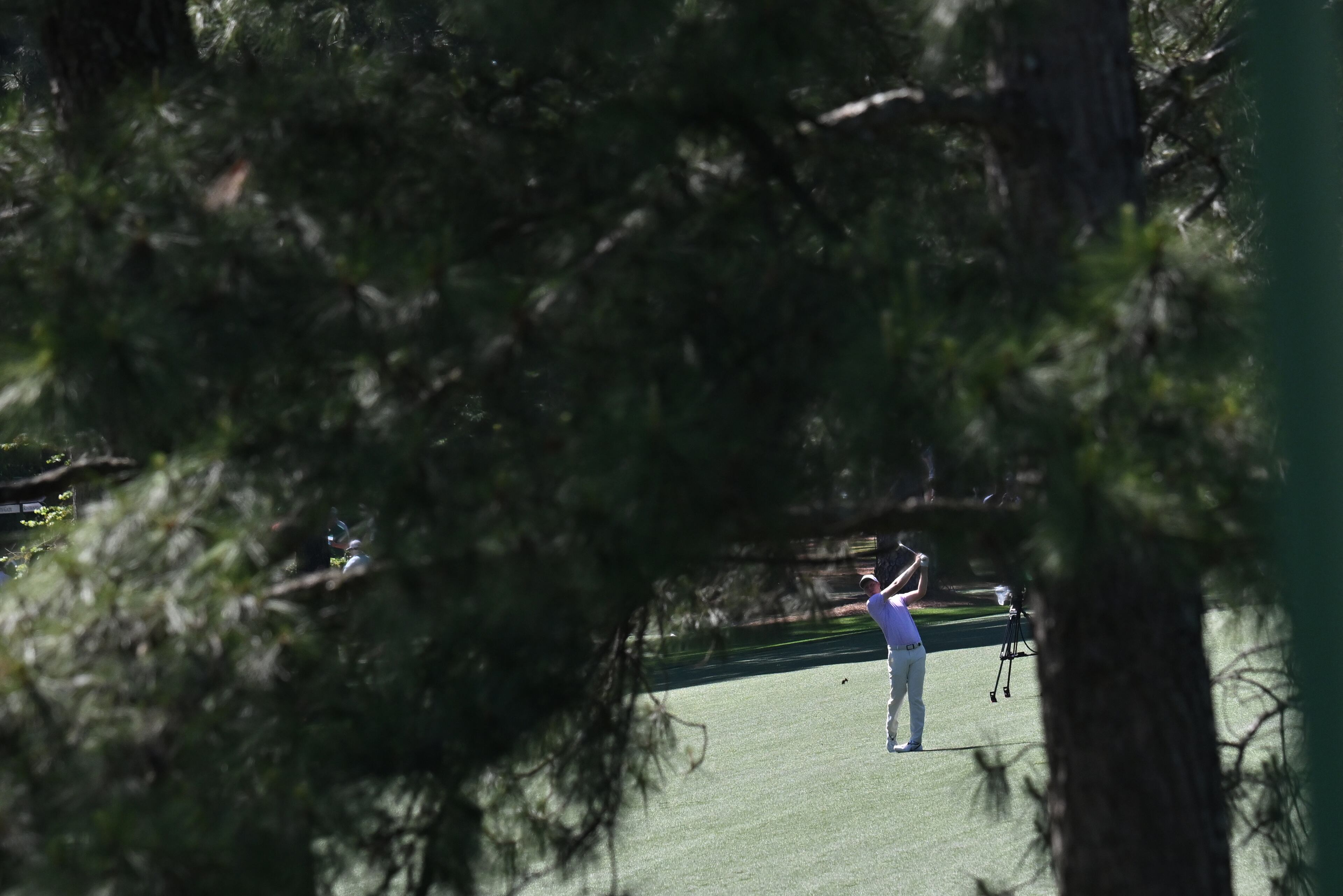 Cameron Davis hits from seventh fairway during third round at the 2024 Masters Tournament at Augusta National Golf Club, Saturday, April 13, 2024, in Augusta, Ga. (Hyosub Shin / Hyosub.Shin@ajc.com)