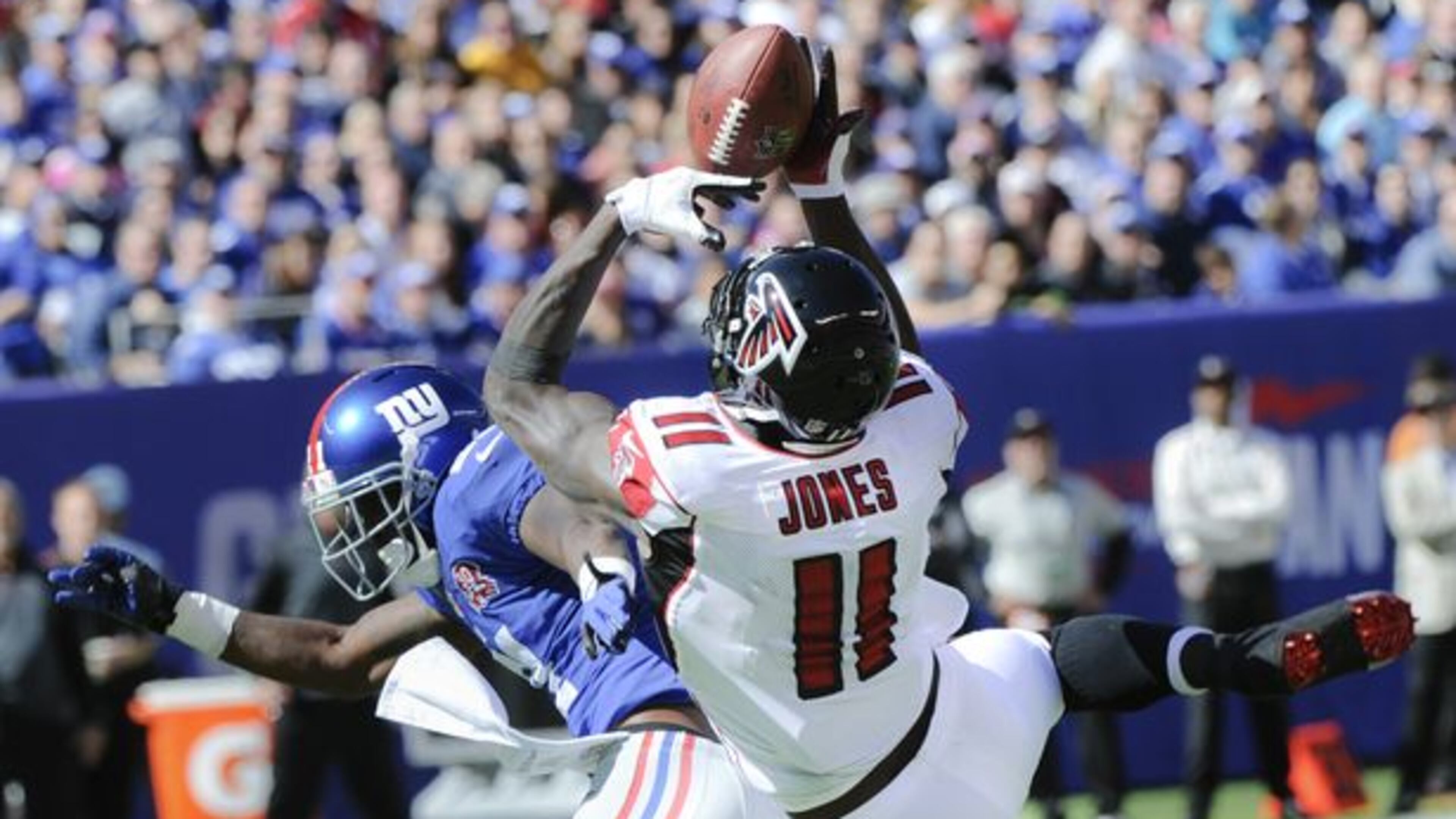 Atlanta Falcons running back Antone Smith, right, avoids the tackle of New York Giants strong safety Antrel Rolle during a scoring on a touchdown reception during the second half of an NFL football game, Sunday, Oct. 5, 2014, in East Rutherford, N.J. (AP Photo/Bill Kostroun)