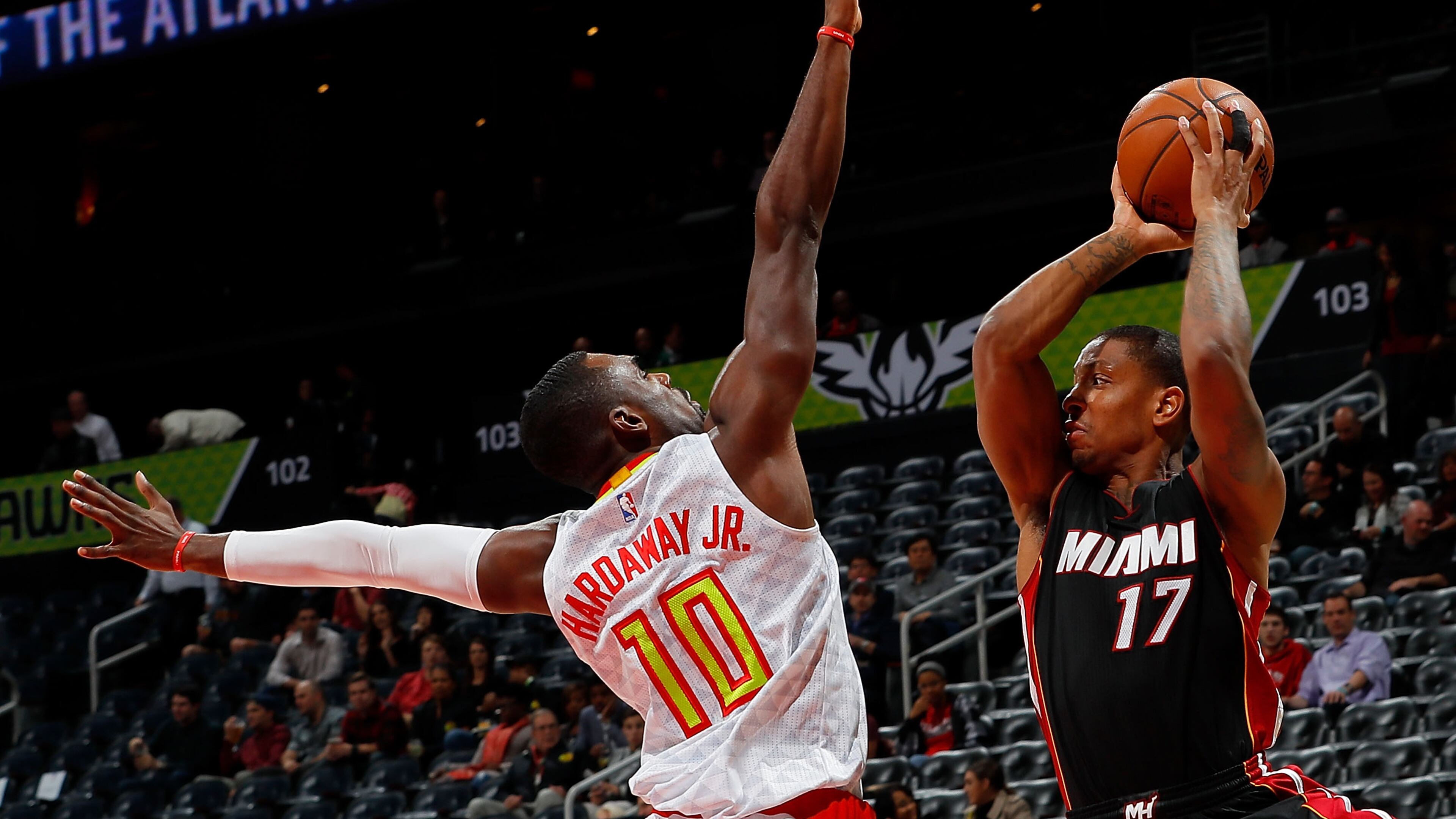 Tim Hardaway Jr. of the Atlanta Hawks defends against Rodney McGruder of the Miami Heat at Philips Arena on December 7, 2016 in Atlanta, Georgia. (Photo by Kevin C. Cox/Getty Images)