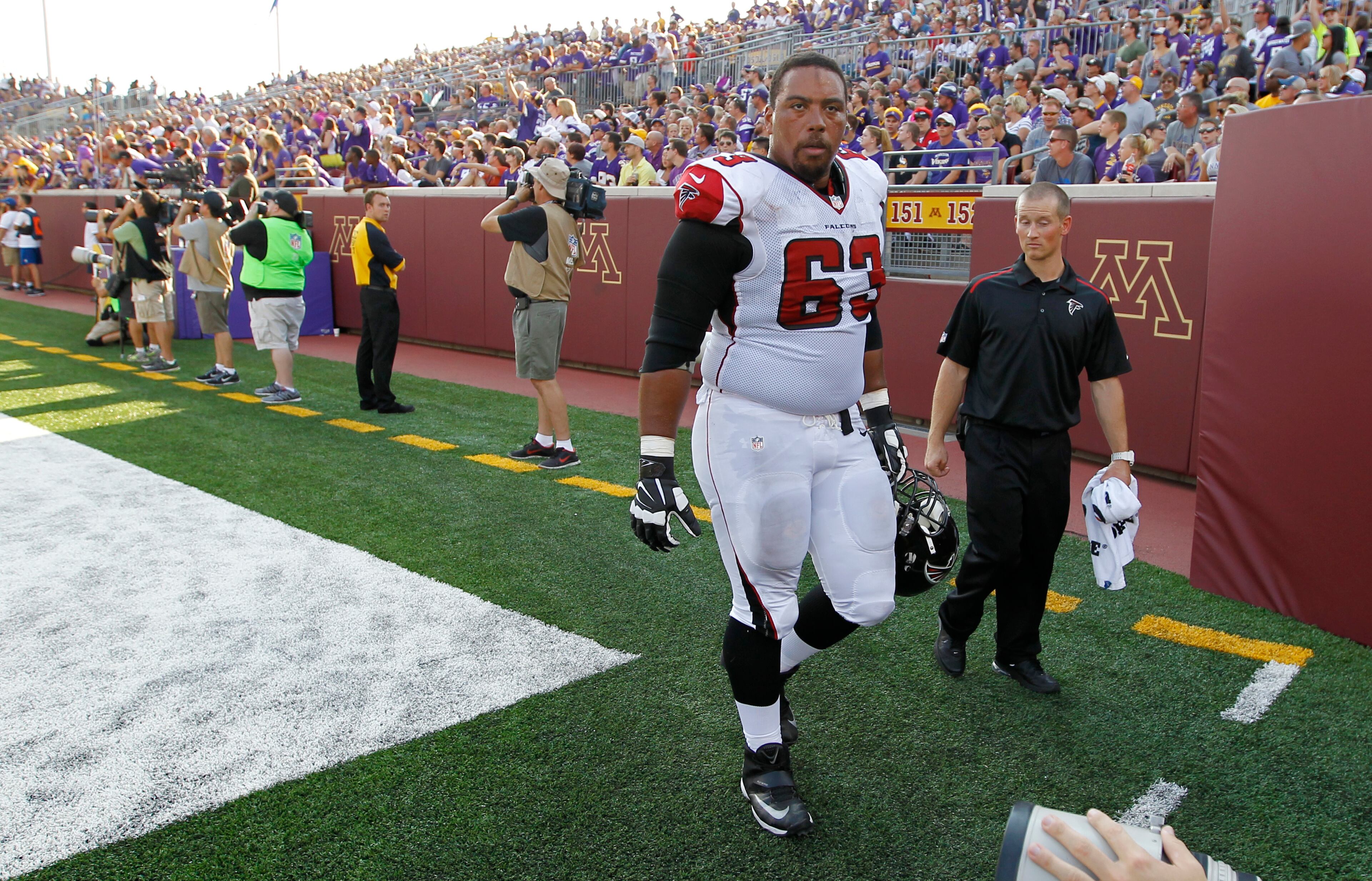 Atlanta Falcons guard Justin Blalock walks off the field after getting injured during the first half of an NFL football game against the Minnesota Vikings, Sunday, Sept. 28, 2014, in Minneapolis. (AP Photo/Ann Heisenfelt)