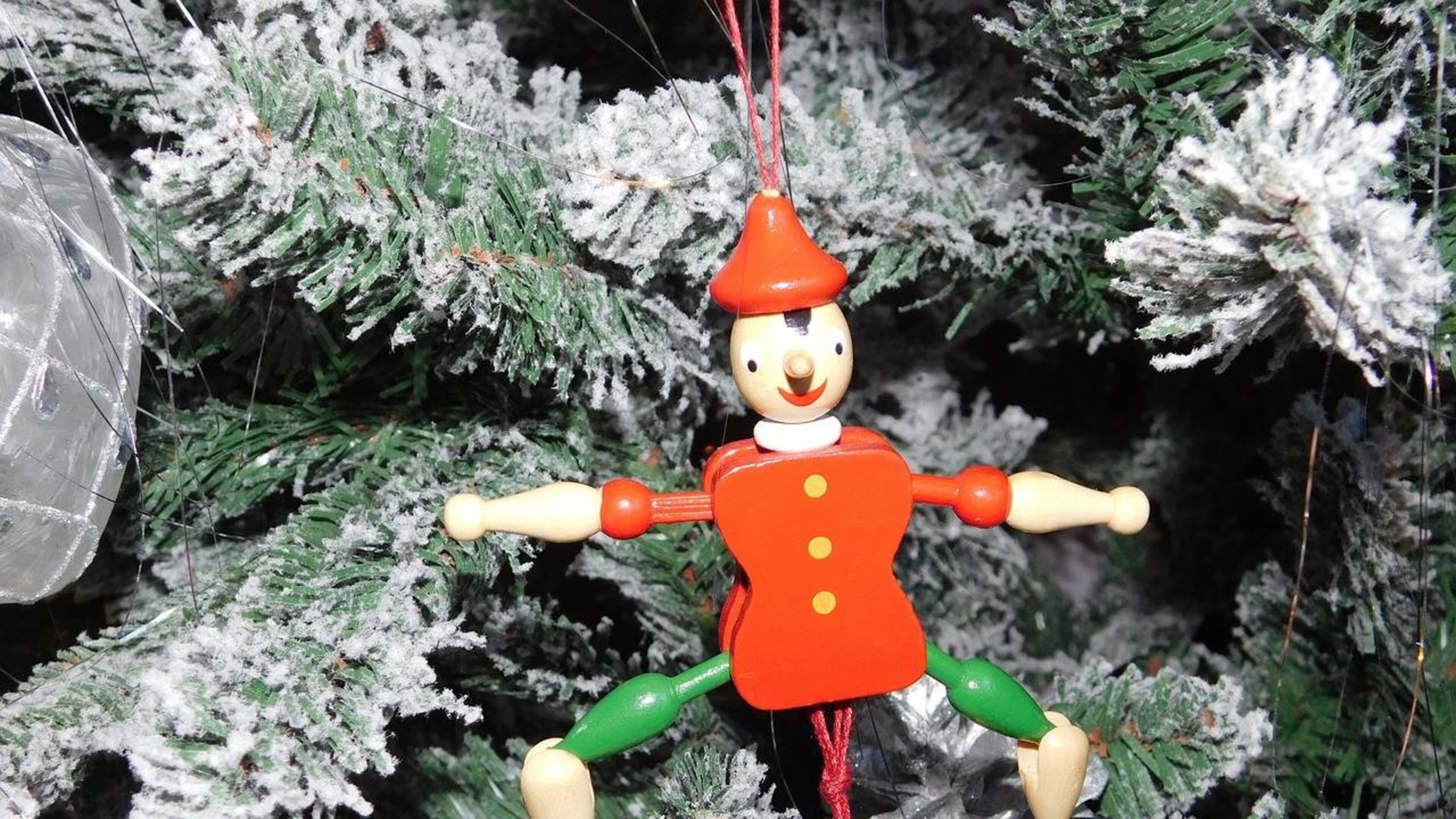 A man who dressed as an elf for a Christmas photo shoot at an elementary school was later reported as a sex offender.