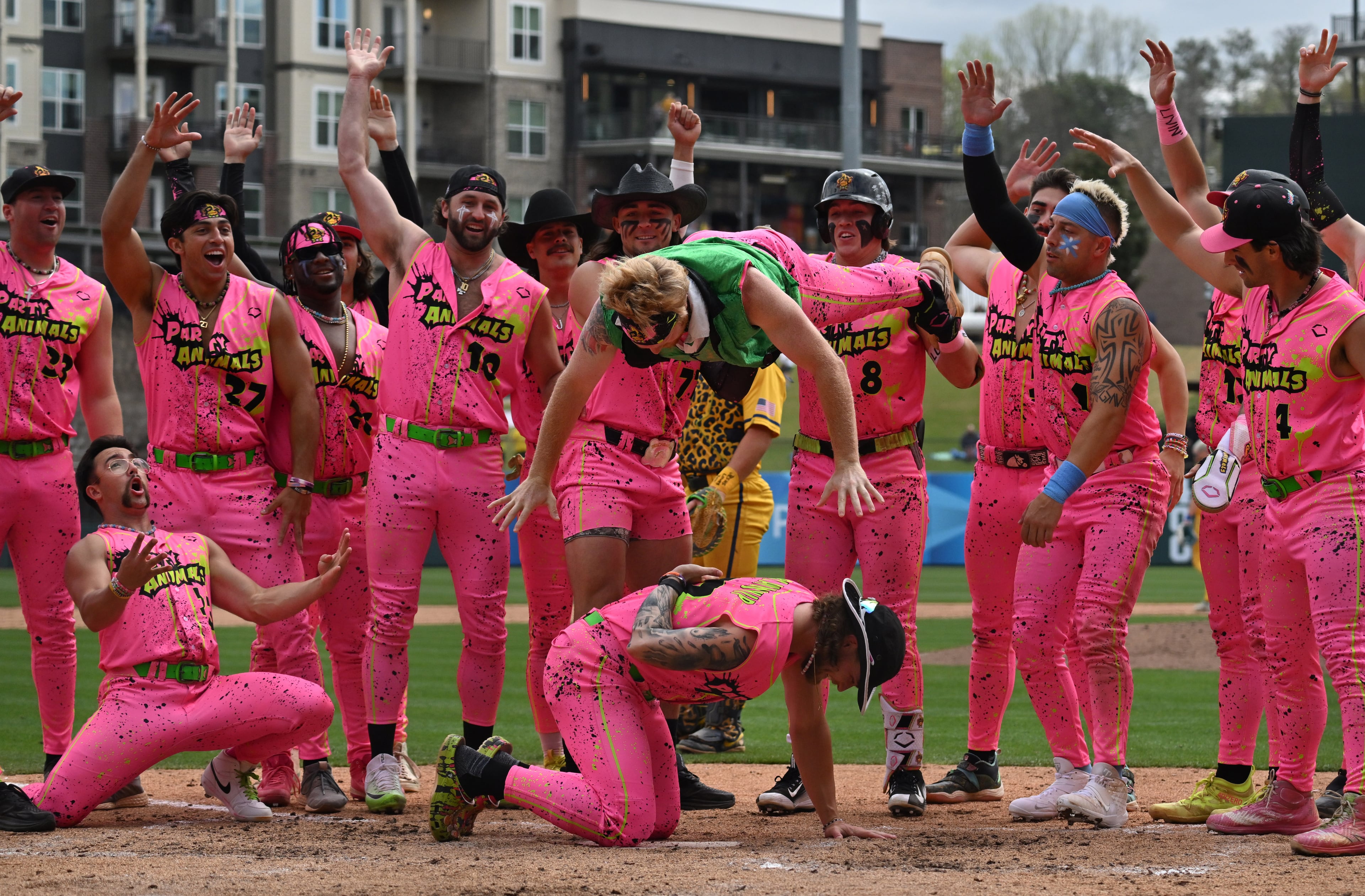 Party Animals players entertain fans during the game. (Hyosub Shin / Hyosub.Shin@ajc.com)