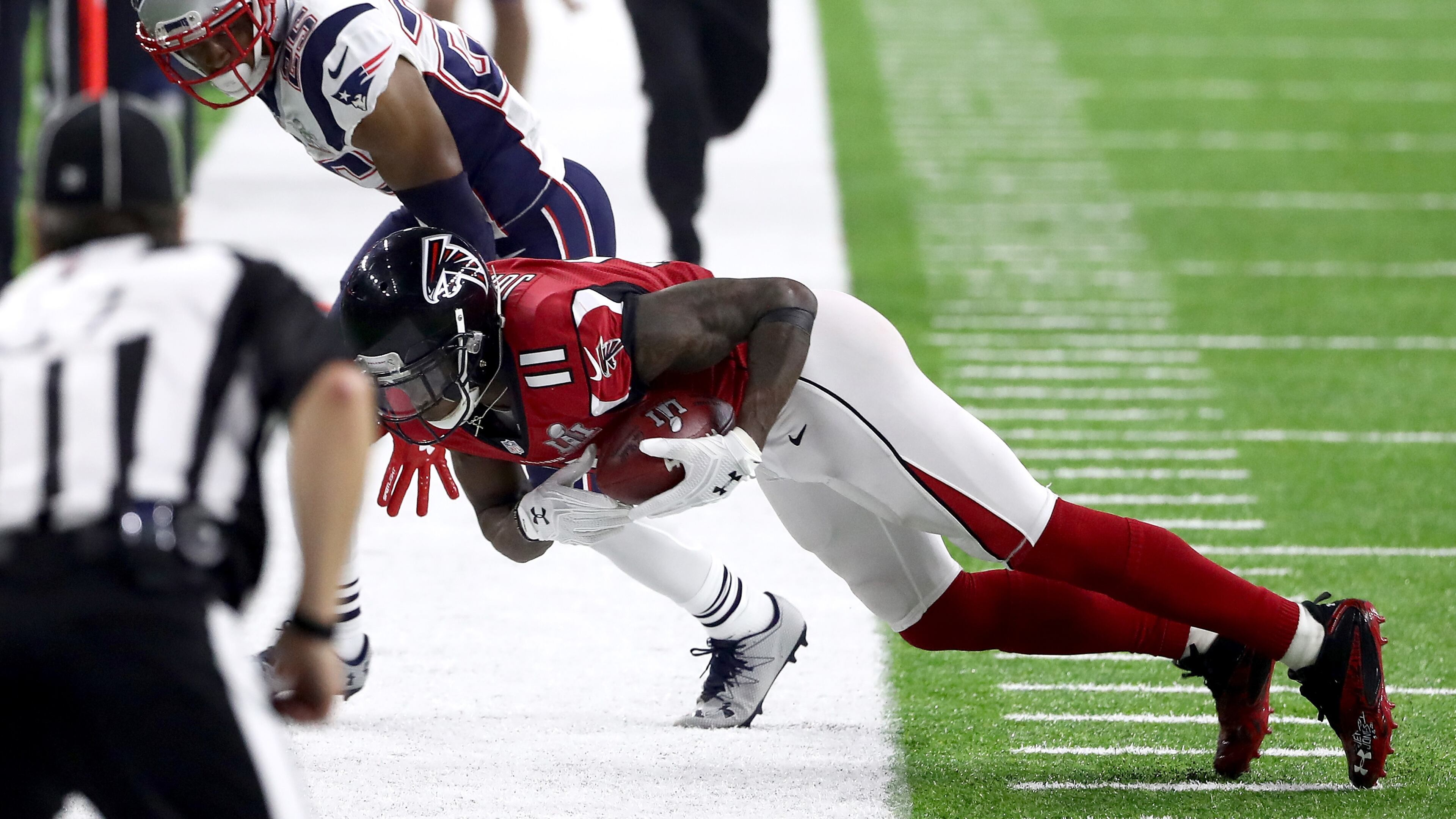 HOUSTON, TX - FEBRUARY 05: Julio Jones #11 of the Atlanta Falcons makes a catch over Eric Rowe #25 of the New England Patriots during the fourth quarter during Super Bowl 51 at NRG Stadium on February 5, 2017 in Houston, Texas. (Photo by Elsa/Getty Images)