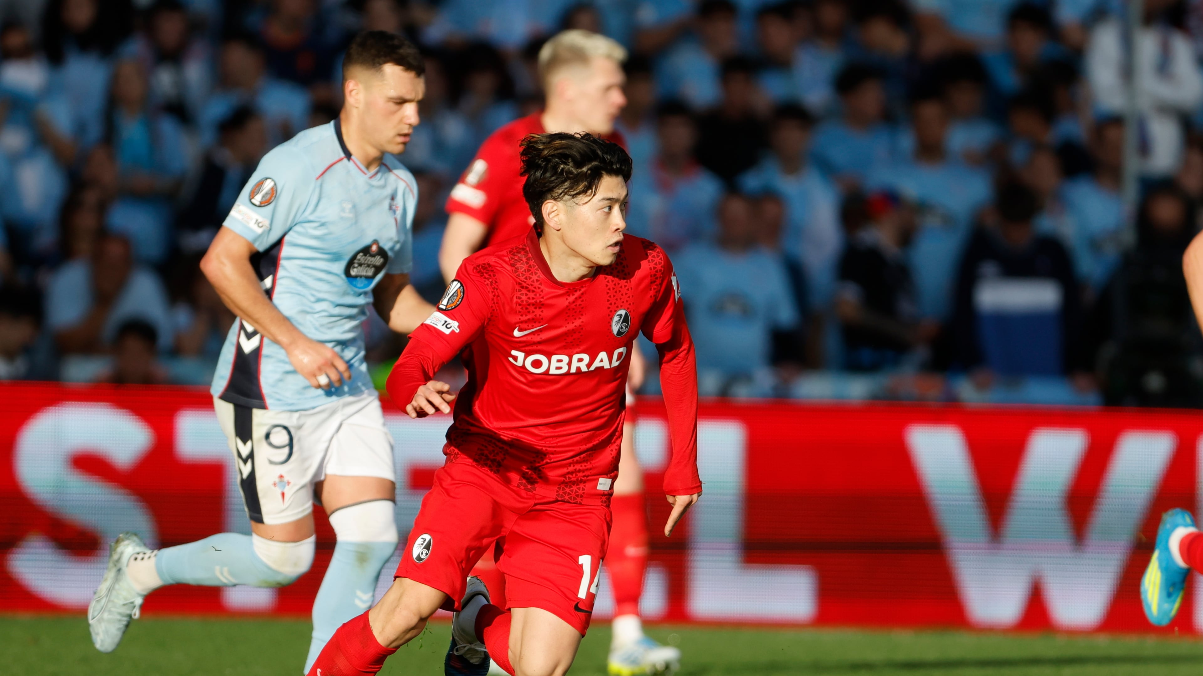 Freiburg's Yuito Suzuki controls the ball during the Europa League quarterfinal second leg soccer match between Celta Vigo and Freiburg in Vigo, Spain, Thursday, April 16, 2026. (AP Photo/Lalo R. Villar)