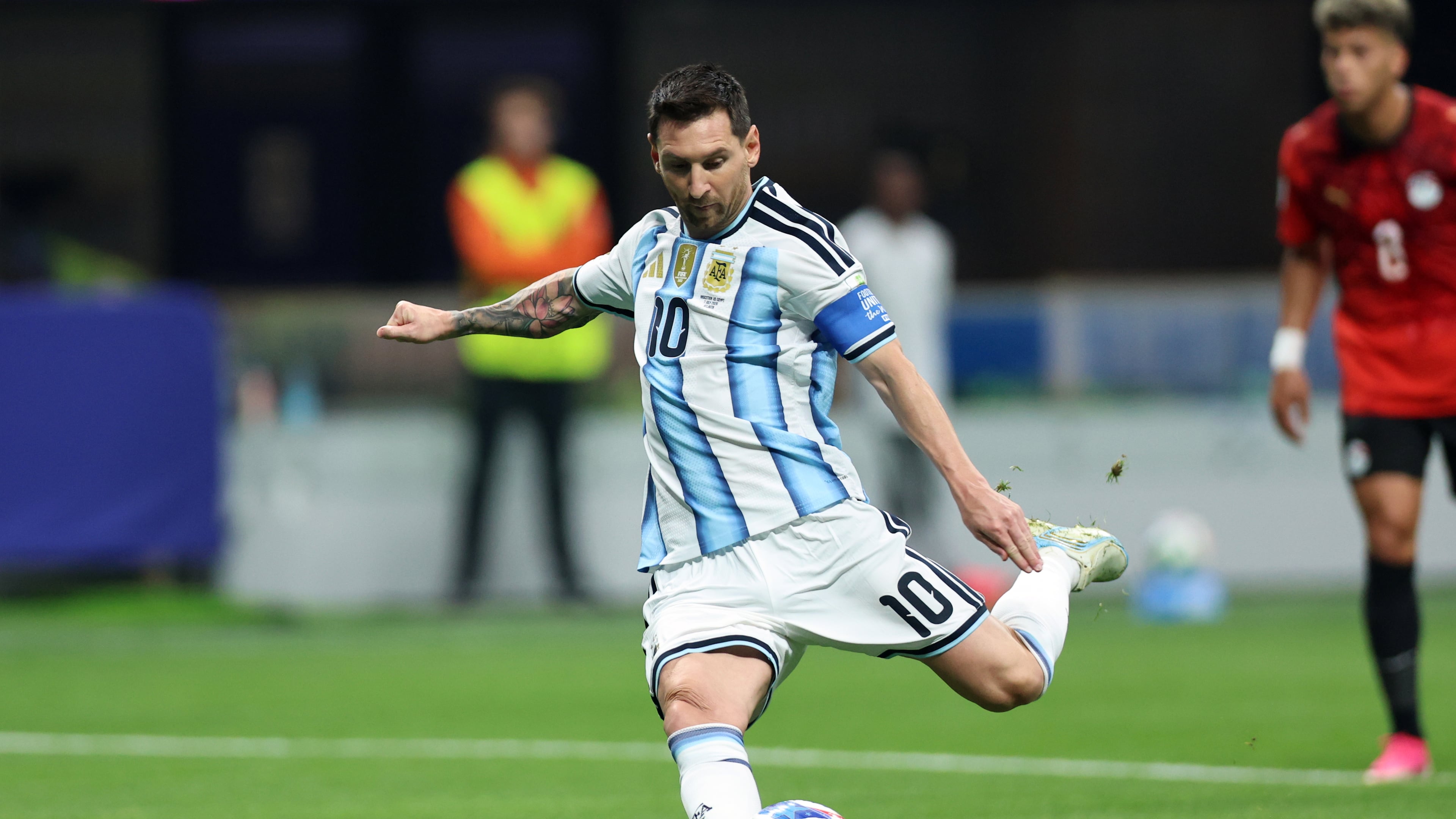 Argentina's Lionel Messi shoots a penalty kick and fails to score during the World Cup round of 16 soccer match between Argentina and Egypt in Atlanta, Tuesday, July 7, 2026. (AP Photo/Colin Hubbard)