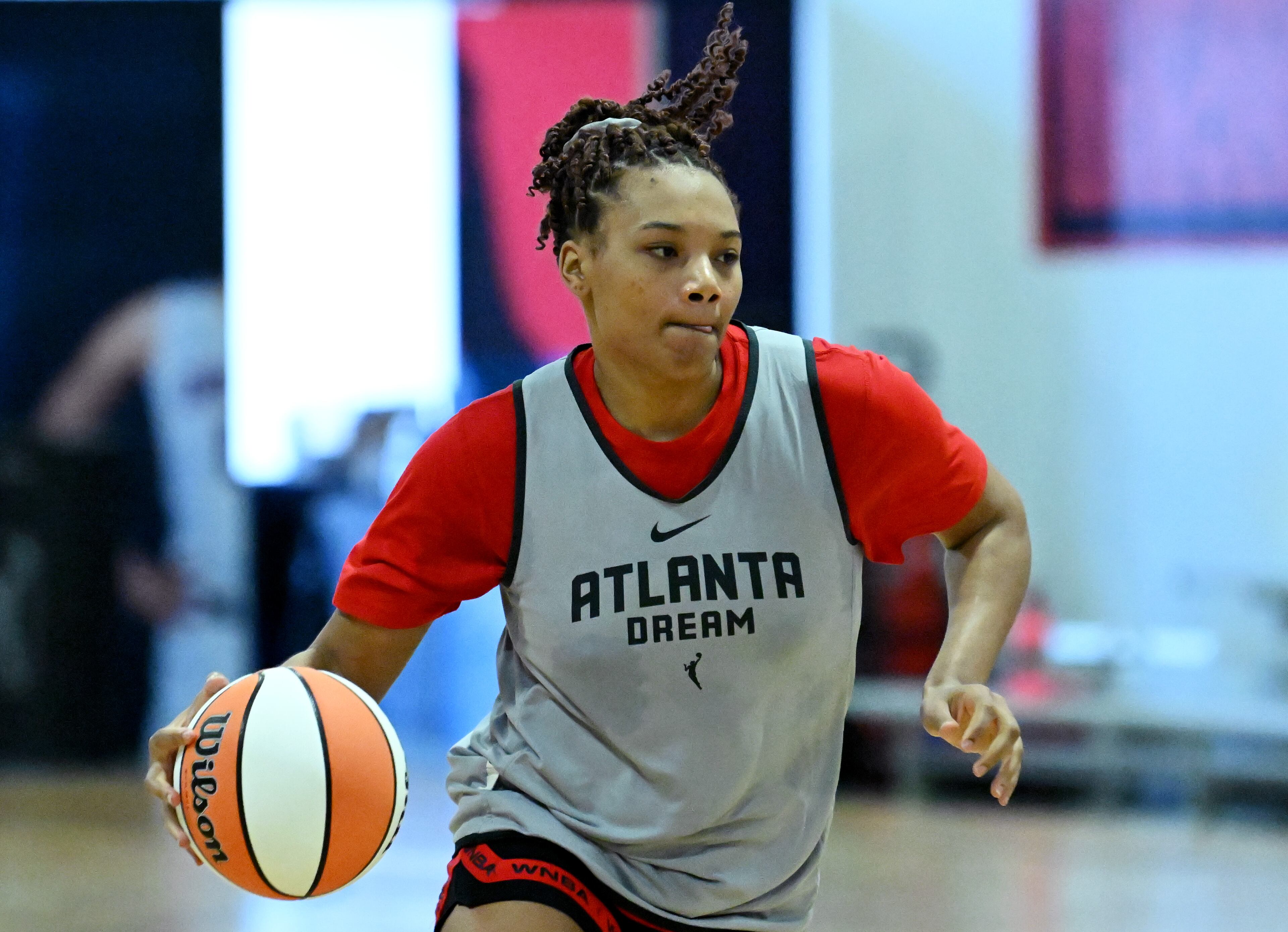 Atlanta Dream forward Naz Hillmon drives. (Hyosub Shin / Hyosub.Shin@ajc.com)
