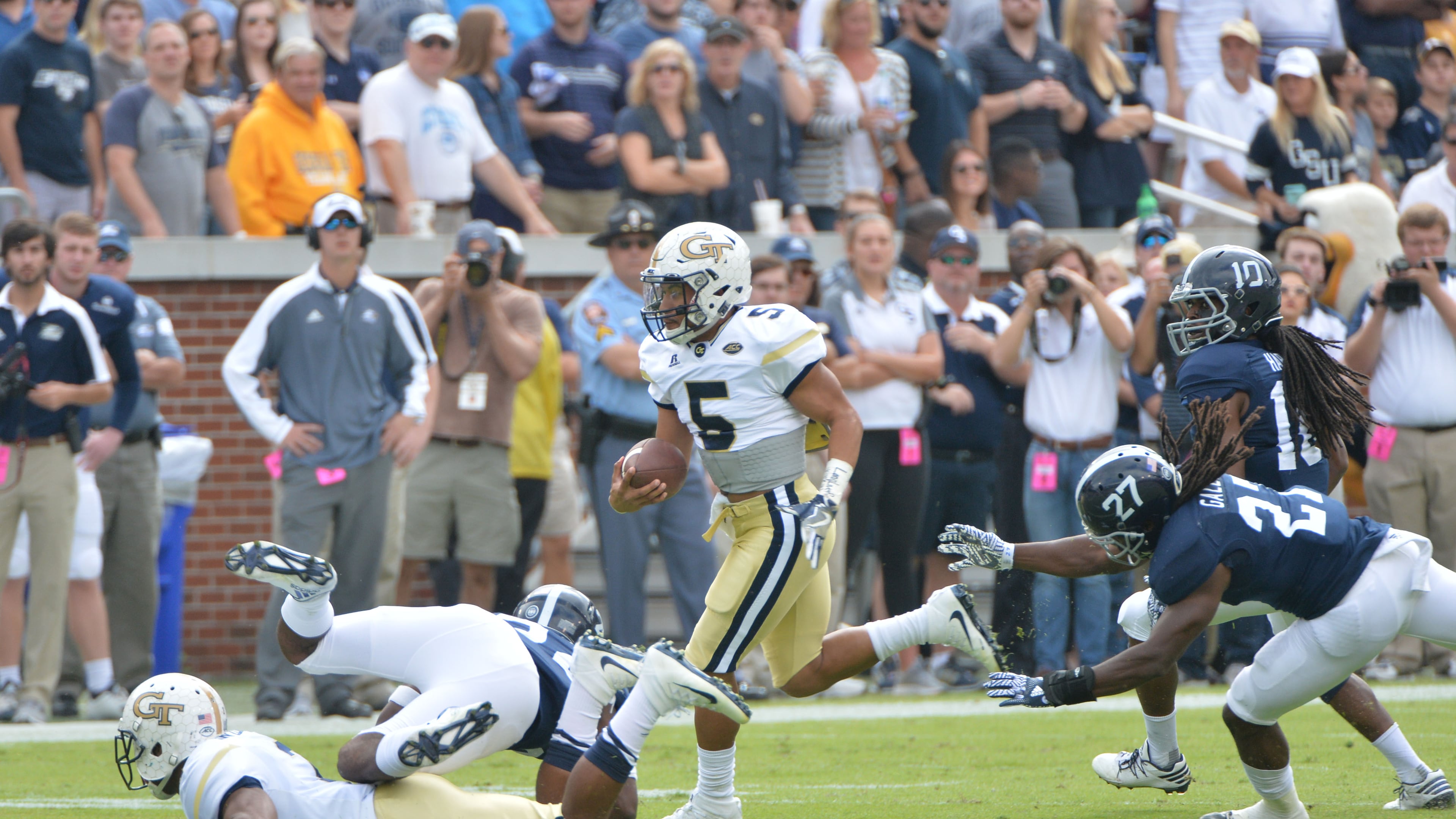October 15, 2016 Atlanta - Georgia Tech quarterback Justin Thomas (5) runs for a touchdown in the first half at Bobby Dodd Stadium on Saturday, October 15, 2016. HYOSUB SHIN / HSHIN@AJC.COM