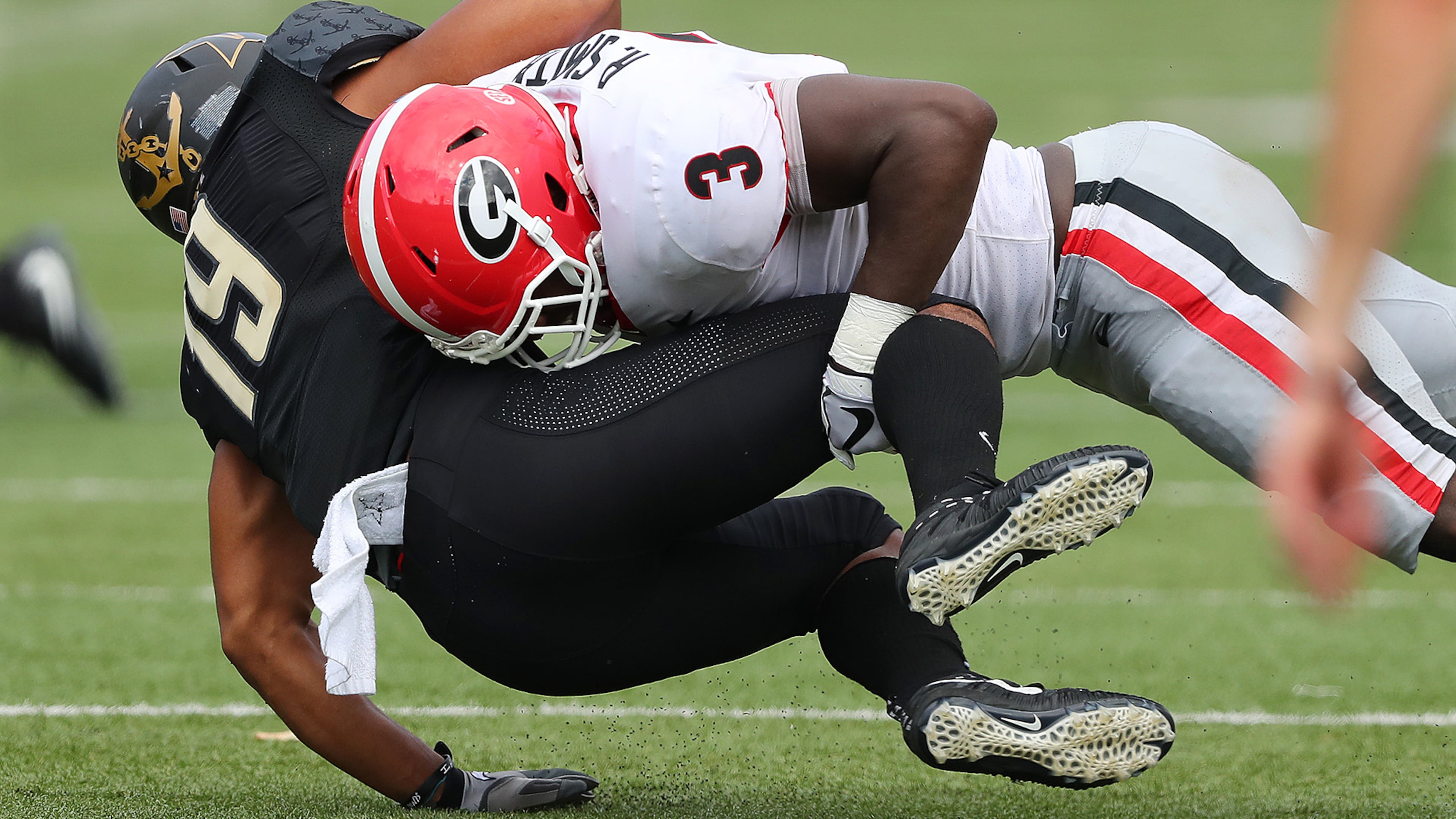 Georgia linebacker Roquan Smith levels Vanderbilt wide receiver C.J. Duncan during the first half in a NCAA college football game on Saturday, October 7, 2017, in Nashville. Curtis Compton/ccompton@ajc.com