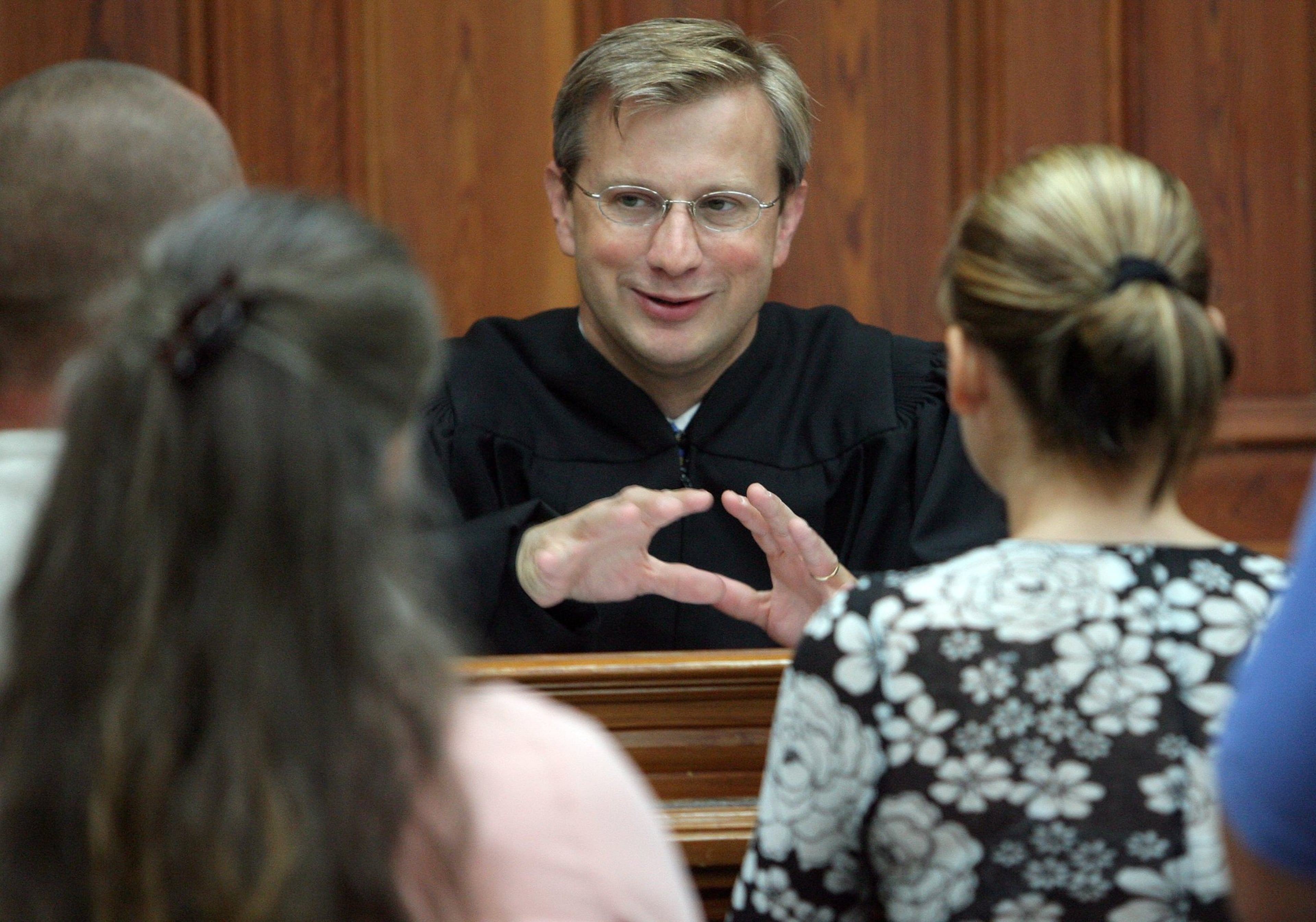 Judge Tom Rawlings talks with parents during a DFCS hearing Wednesday morning June 27, 2007, in Sandersville. It was Rawlings’ last court appearance in Sandersville before moving to his then-new position as the state’s child advocate. (Ben Gray/AJC 2007)