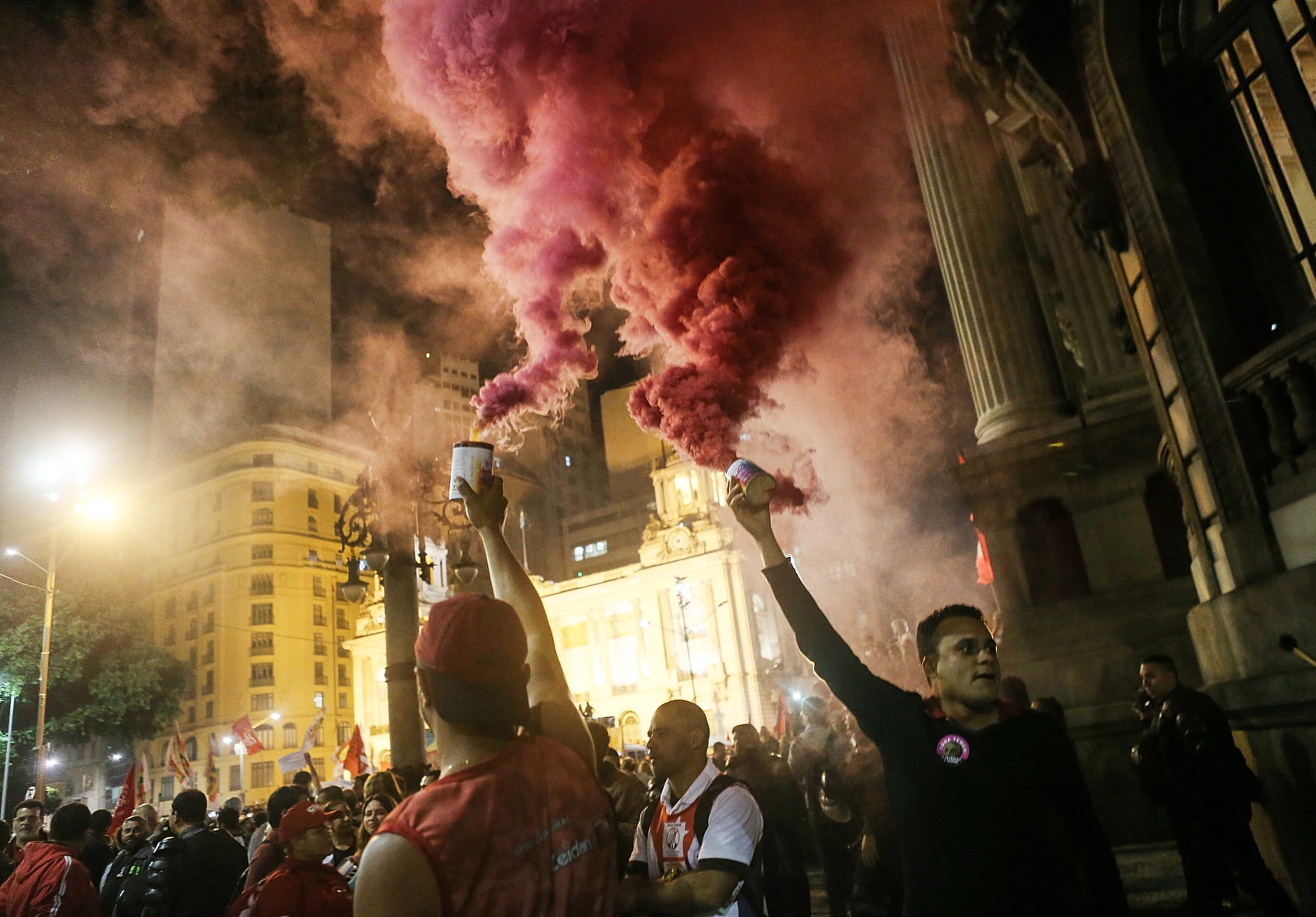 PROTEST IN RIO--*** BESTPIX *** RIO DE JANEIRO, BRAZIL - JUNE 10: Supporters of suspended President Dilma Rousseff protest at a rally against interim President Michel Temer on June 10, 2016 in Rio de Janeiro, Brazil. Impeachment proceedings against Rousseff continue as Temer rules the country on an interim basis ahead of the Rio 2016 Olympic Games. (Photo by Mario Tama/Getty Images)