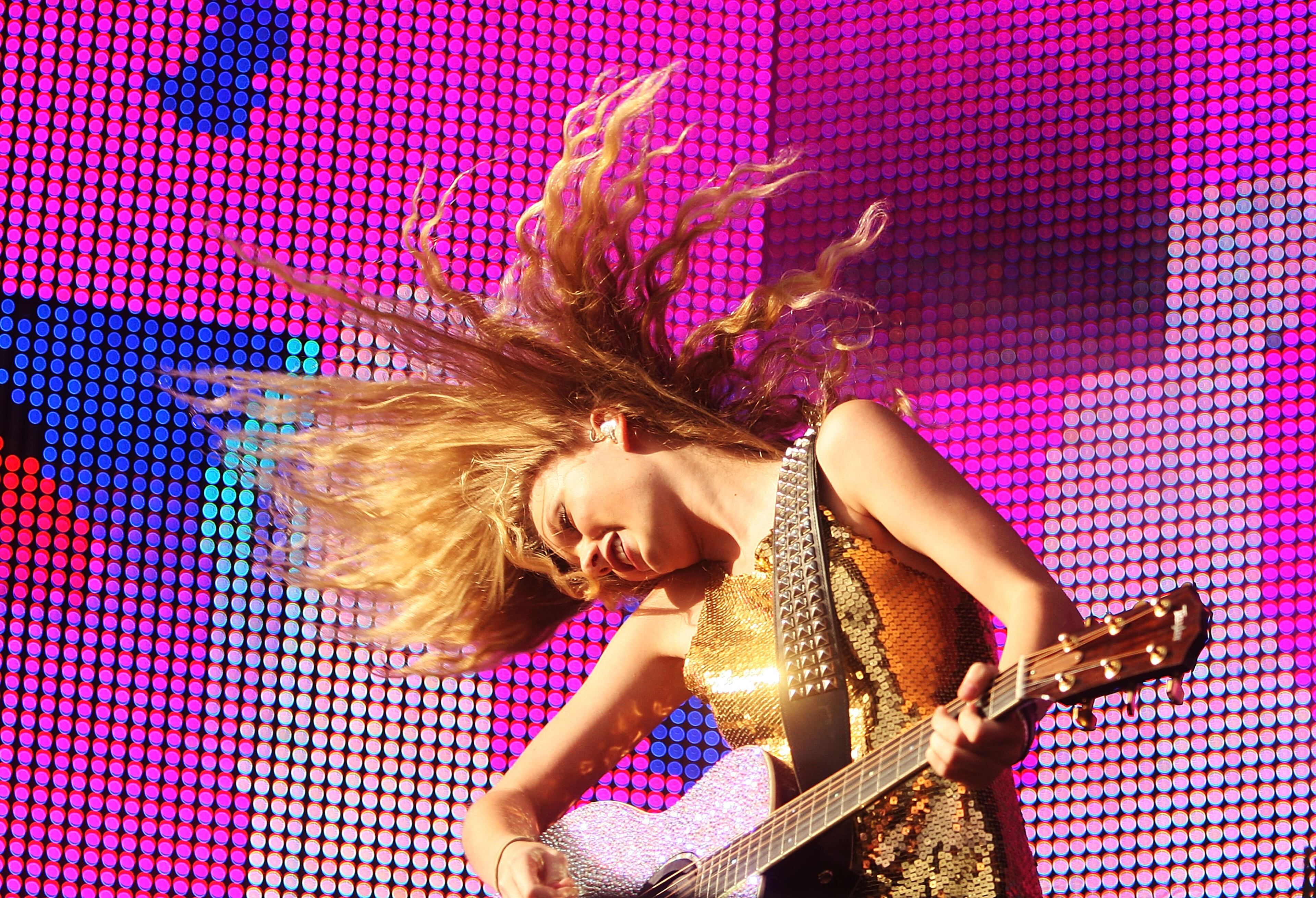 SYDNEY, AUSTRALIA - MARCH 14: Taylor Swift performs on stage during the Sound Relief concert at Sydney Cricket Ground on March 14, 2009 in Sydney, Australia. The Melbourne and Sydney simultaneous concerts have been organised to raise funds for victims of the recent Victorian bushfires and Queensland floods, with profits split equally between the two causes. (Photo by Mark Metcalfe/Getty Images)