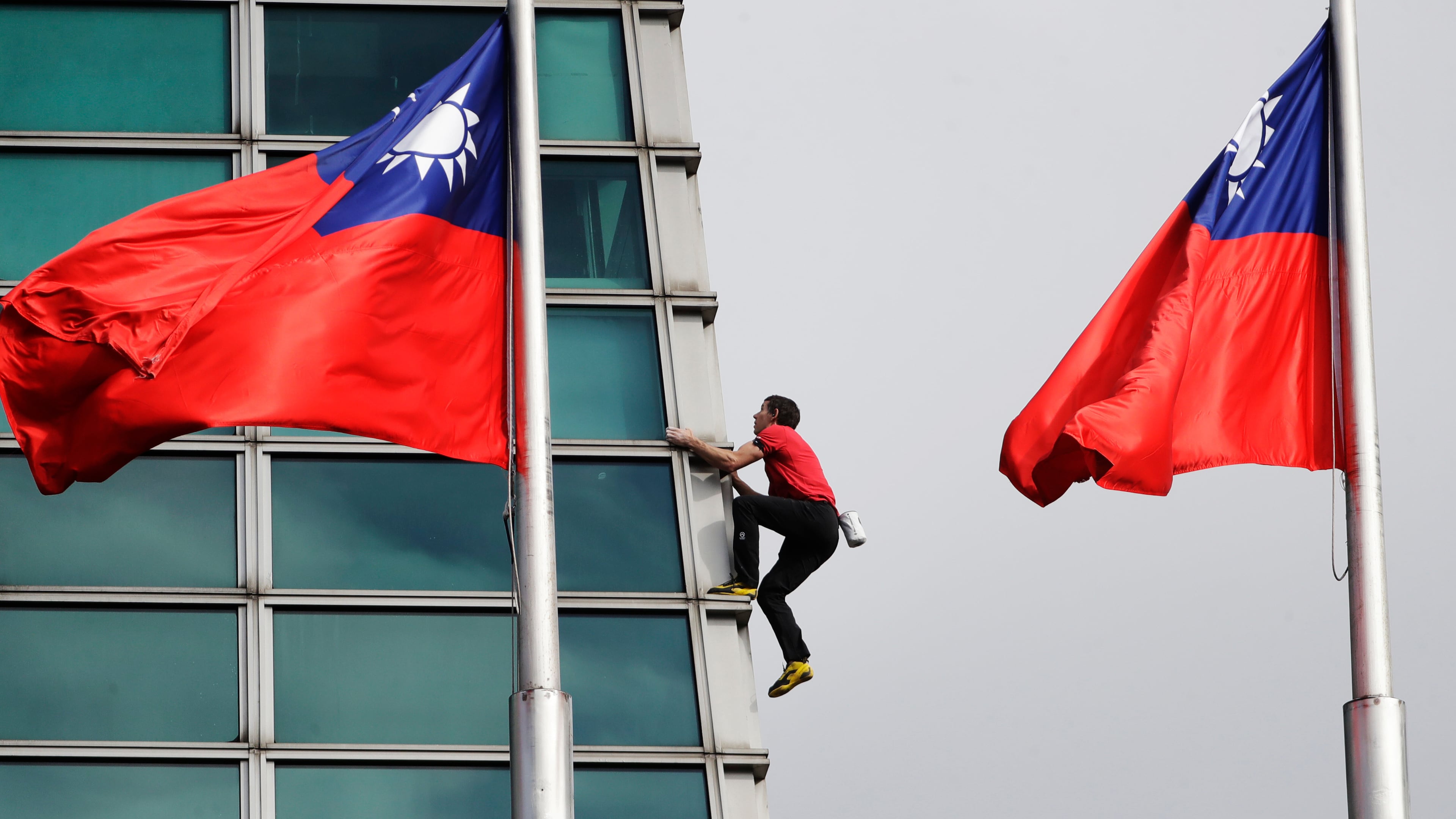 Rock climber Alex Honnold, of the U.S., performs a free solo climb of the Taipei 101 skyscraper in Taipei, Taiwan, Sunday, Jan. 25. 2026. (AP Photo/Chiang Ying-ying)