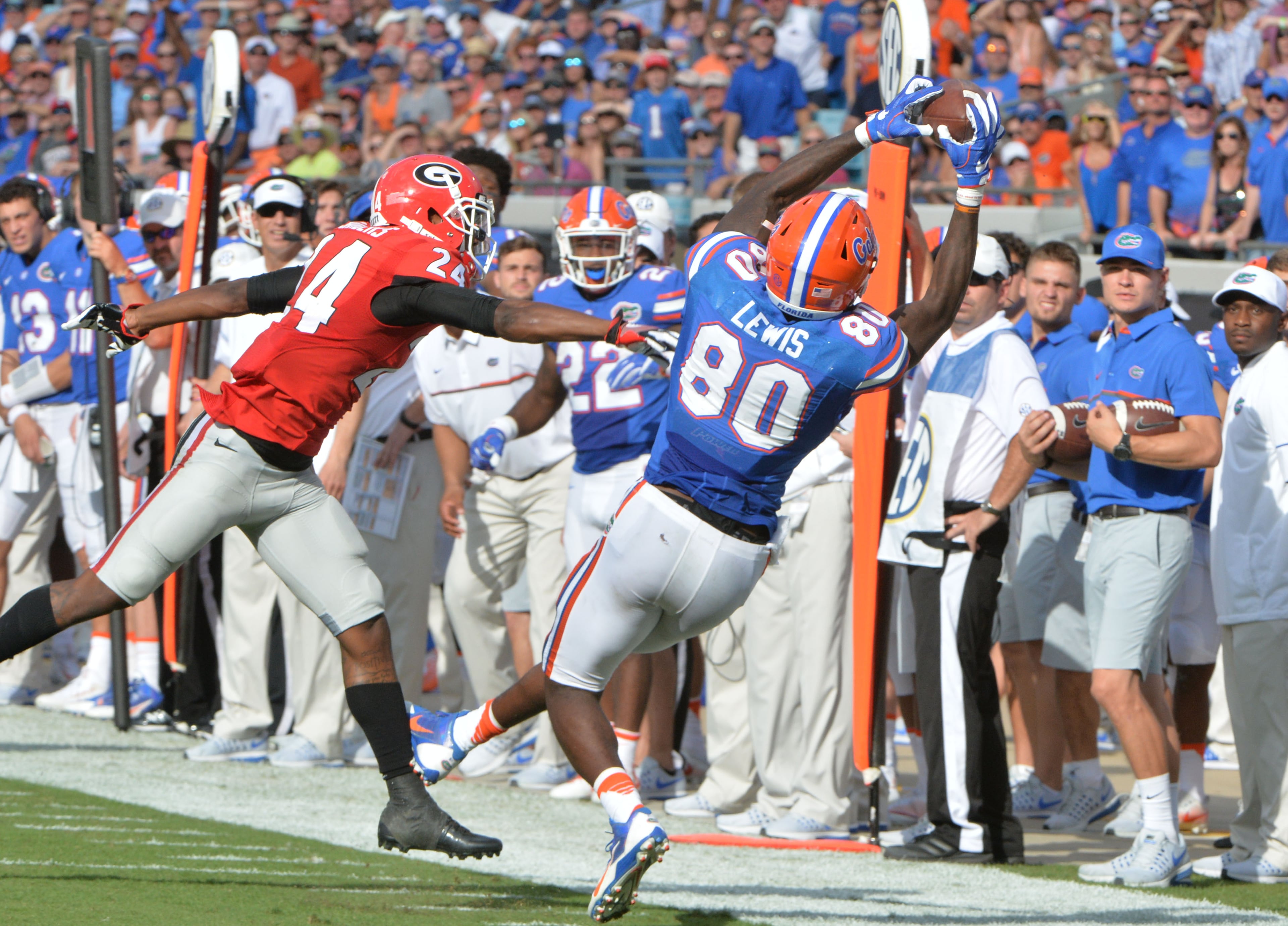 October 29, 2016 Jacksonville, Fla. - Florida tight end C'yontai Lewis (80) catches a pass under pressure from Georgia safety Dominick Sanders (24)in the first half of Georgia and Florida game at EverBank Field in Jacksonville, Florida on Saturday, October 29, 2016. HYOSUB SHIN / HSHIN@AJC.COM