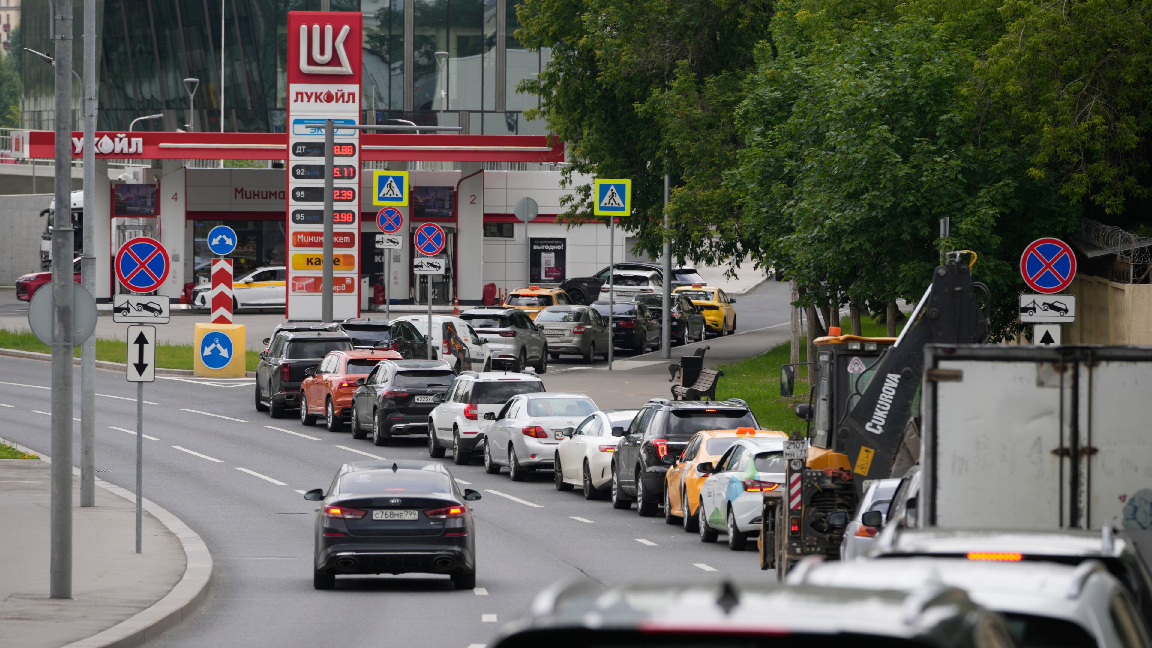 Cars line up at a Lukoil gas station in Moscow, Monday, June 29, 2026. (AP Photo/Pavel Bednyakov)