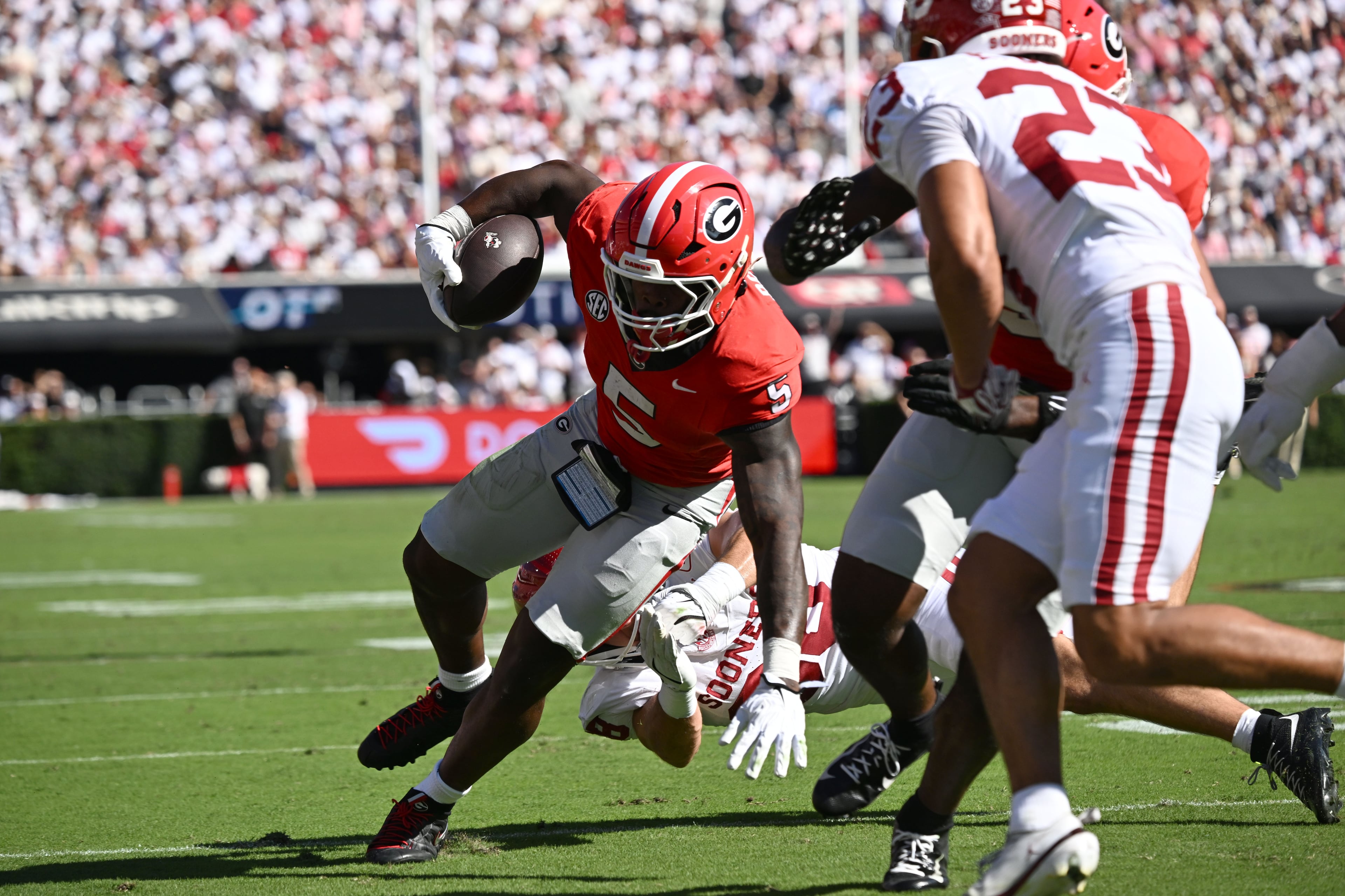 Georgia running back Chauncey Bowens (center) runs for a touchdown against Oklahoma during the first half of an NCAA football game at Sanford Stadium on Saturday, Sept. 26, 2026, in Athens, Ga. (Hyosub Shin/AJC)