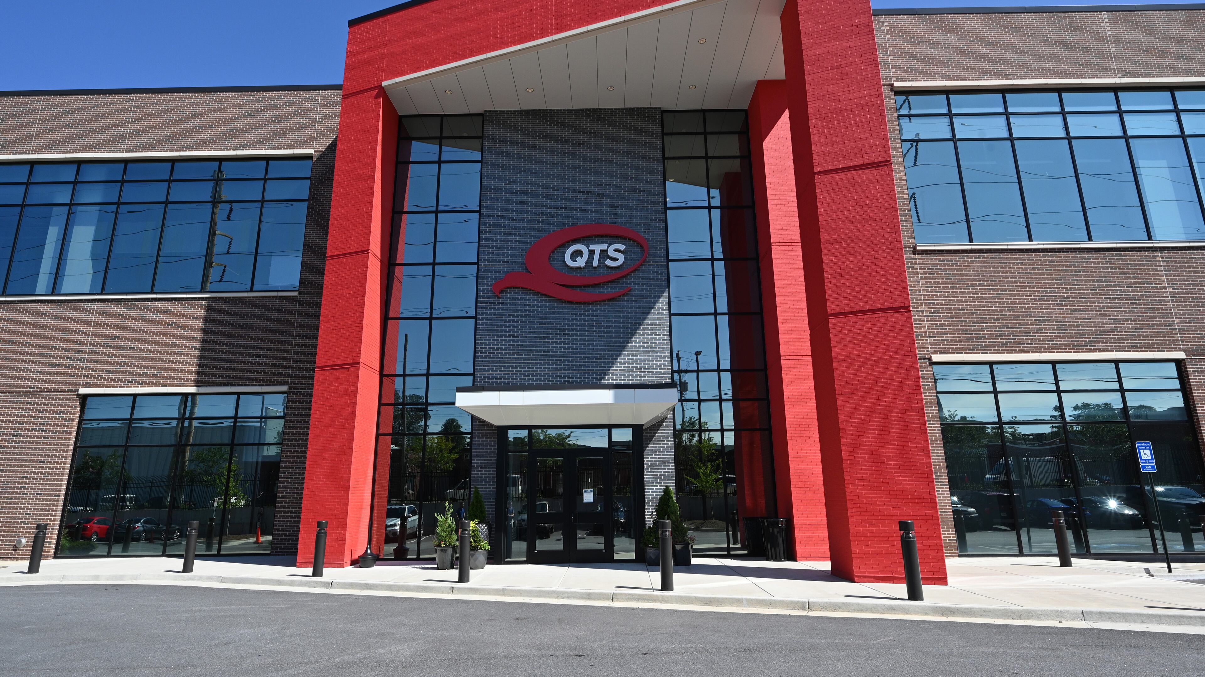 August 31, 2022 Atlanta - Exterior of QTS’s Atlanta Data Center Campus in Atlanta on Wednesday, August 31, 2022. QTS Mega Data Center campus, featuring its own on-site Georgia Power substations and direct fiber access to a wide variety of carrier alternatives. (Hyosub Shin / Hyosub.Shin@ajc.com)