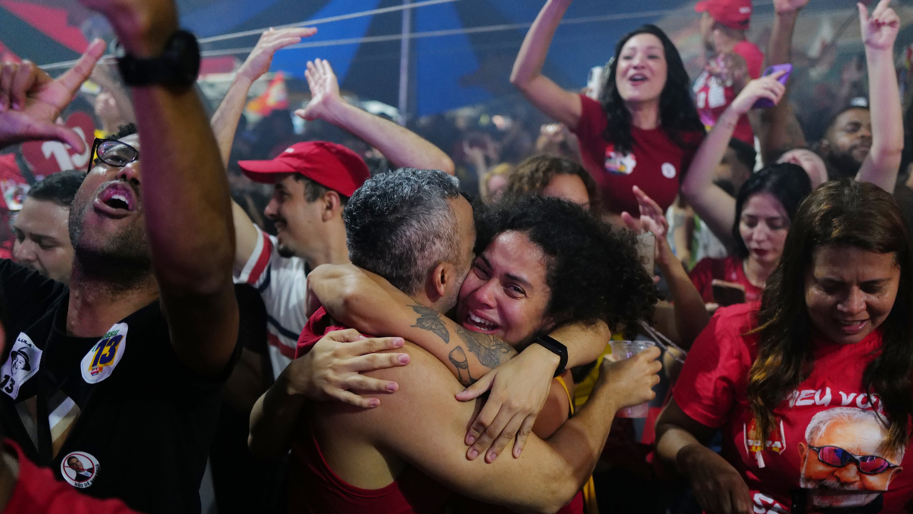 Supporters of President Luiz Inacio Lula da Silva celebrate after he won the presidential runoff in Rio de Janeiro, Sunday, Oct. 25, 2026. (AP Photo/Lucas Landau)