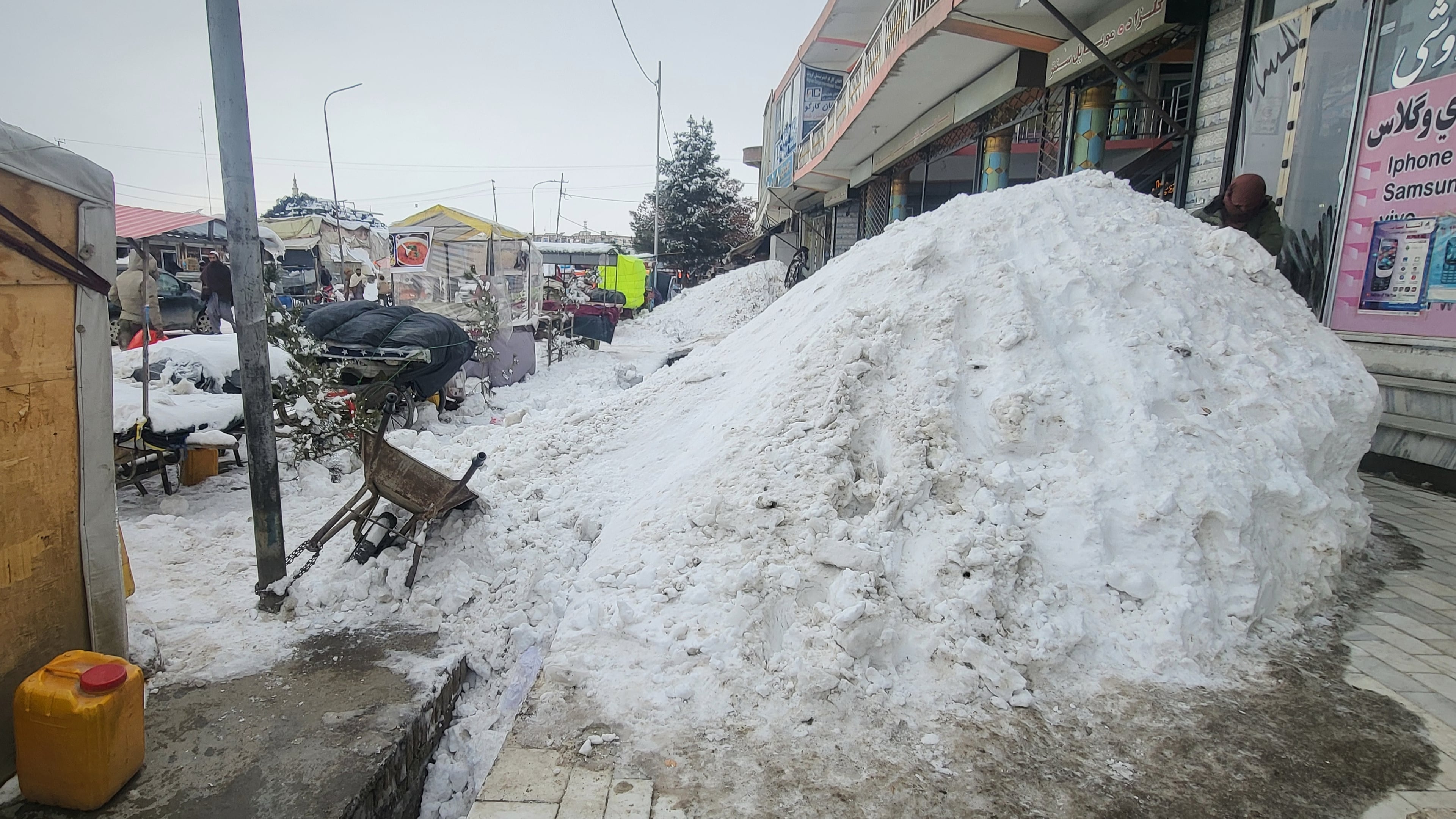 Snow covers the streets of the town of Ghazni , southwest from Kabul, Sunday, Jan. 24, 2025. Heavy snow and rainfall over the past three days have killed and injured scores of people across Afghanistan, the country's disaster management authority said Saturday.(AP Photo/Mohammad Amin)
