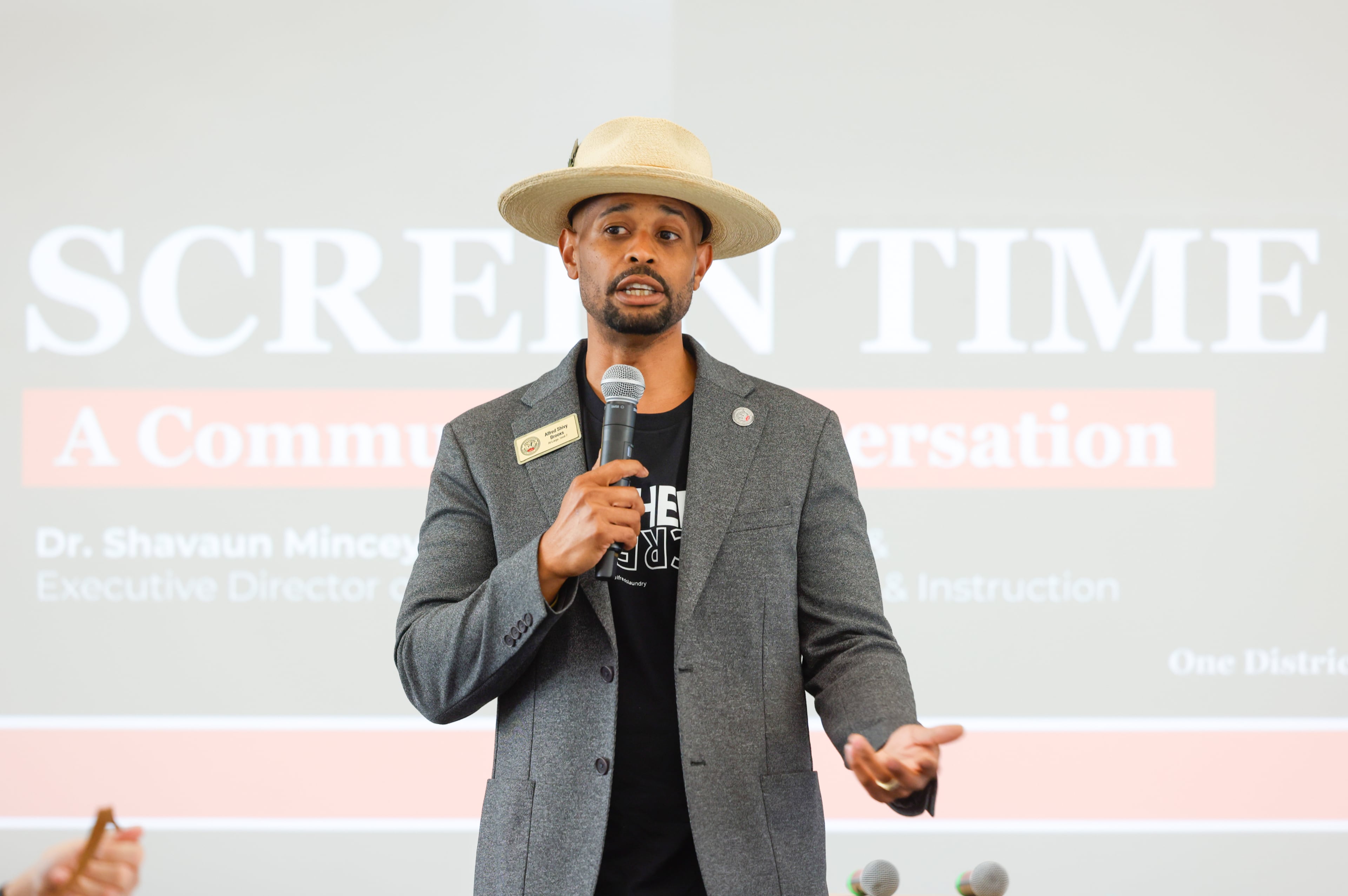Atlanta parents weigh in on classroom screen time at town hall