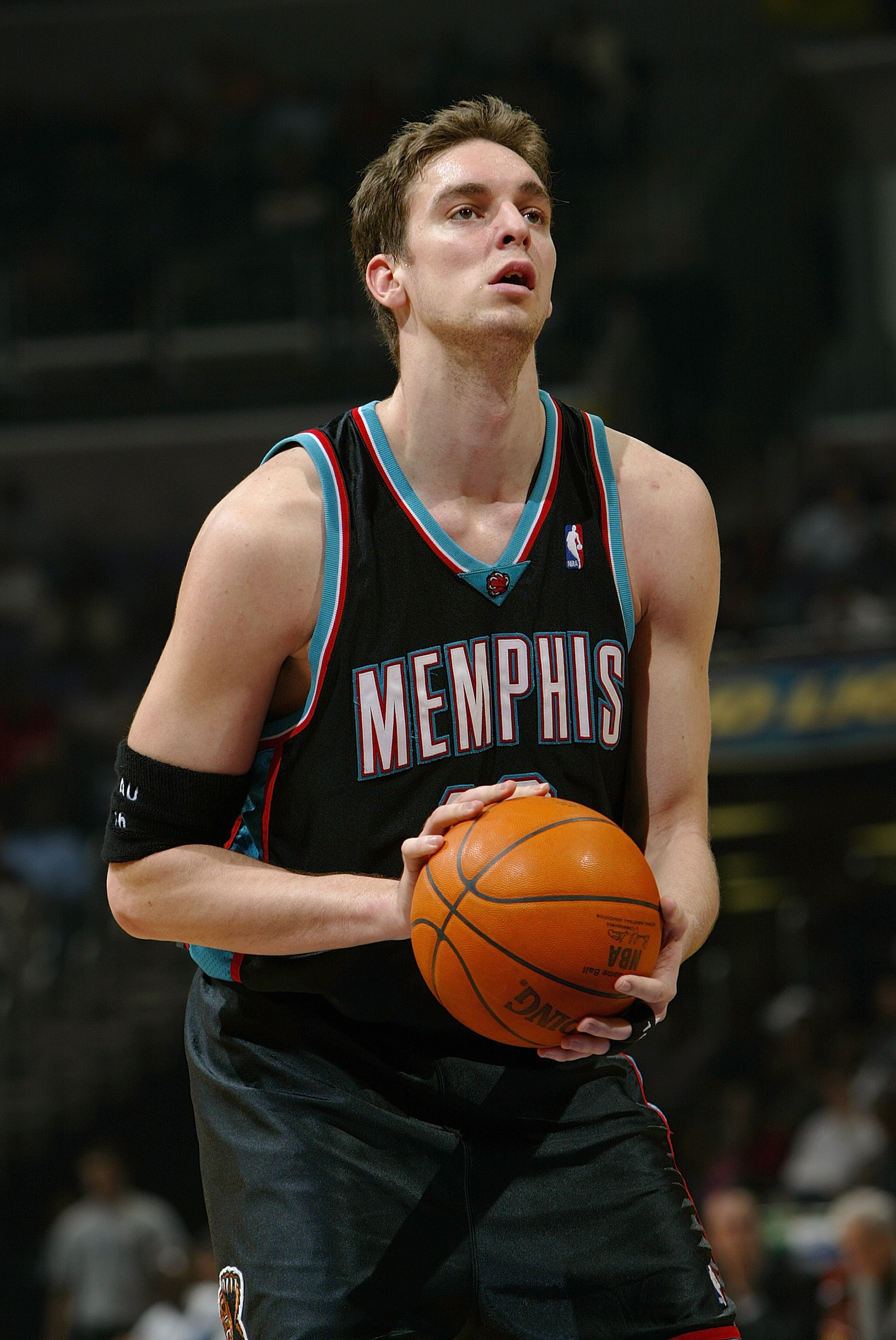 Pau Gasol #16 of the Memphis Grizzlies shoots a free throw against the Washington Wizards during the game at MCI Center on January 4, 2004 in Washington D.C. The Grizzlies won 103-101.