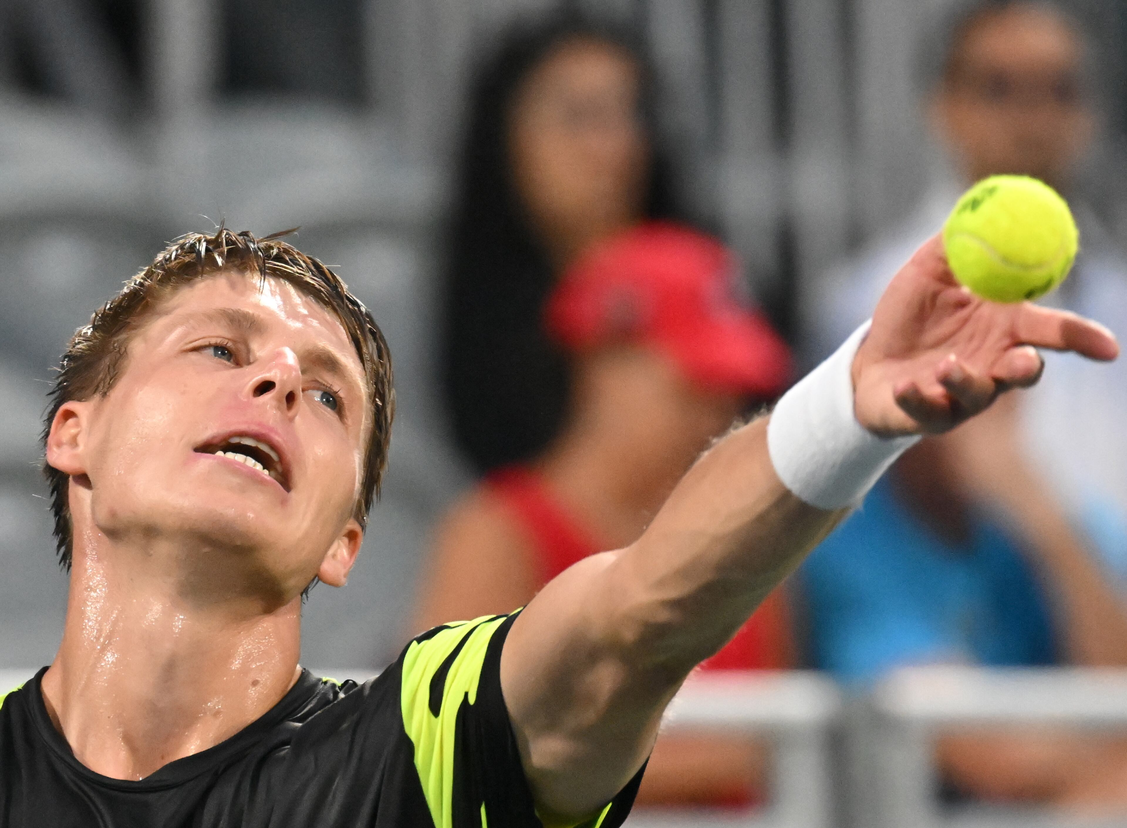 Ilya Ivashka (BLR) serves the ball against Alex de Minaur (AUS) during a men singles semifinal match at the 2022 Atlanta Tennis Open at Atlantic Station on Saturday, July 30, 2022. (Hyosub Shin / Hyosub.Shin@ajc.com)