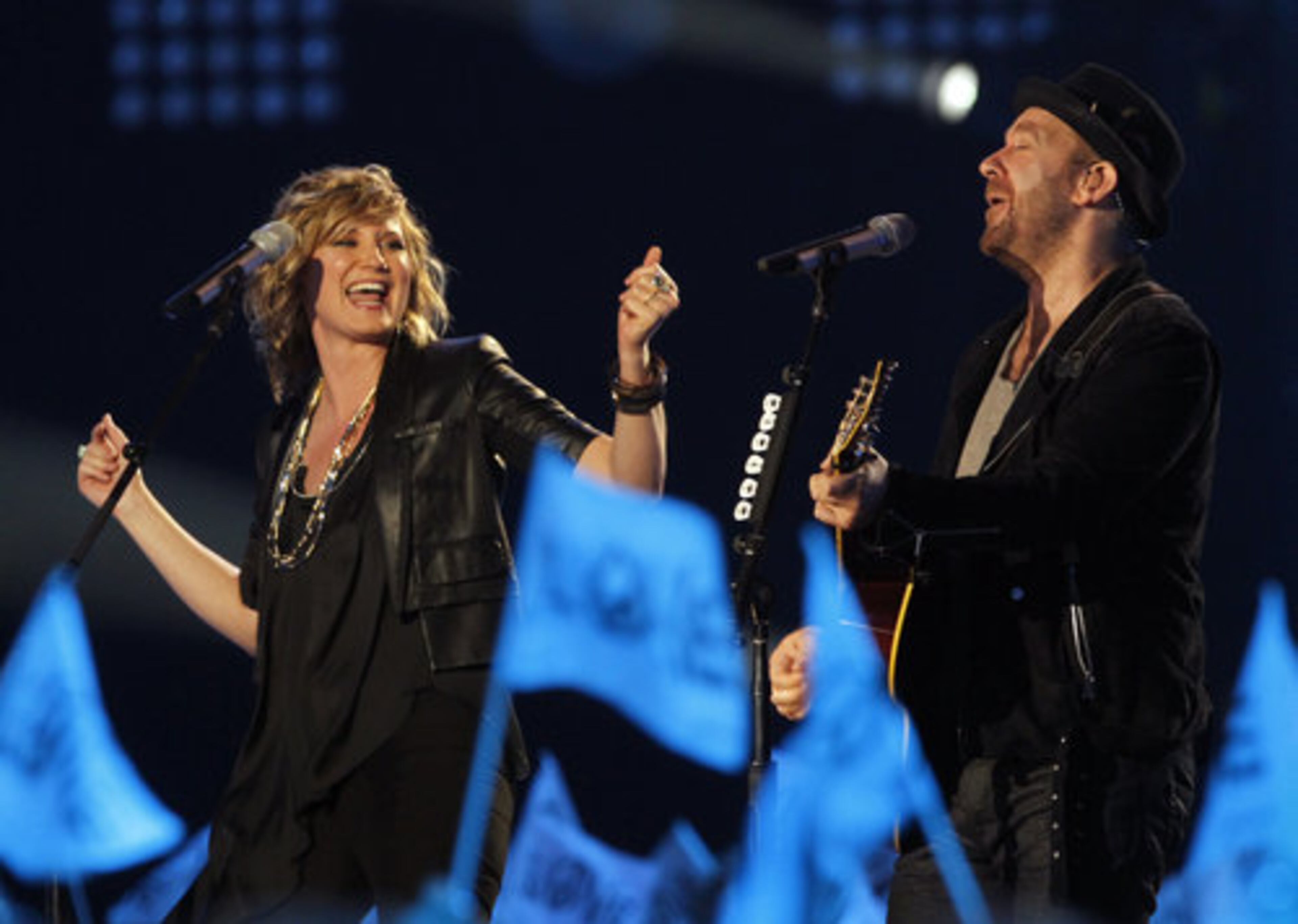 Jennifer Nettles and Kristian Bush of the group Sugarland perform.