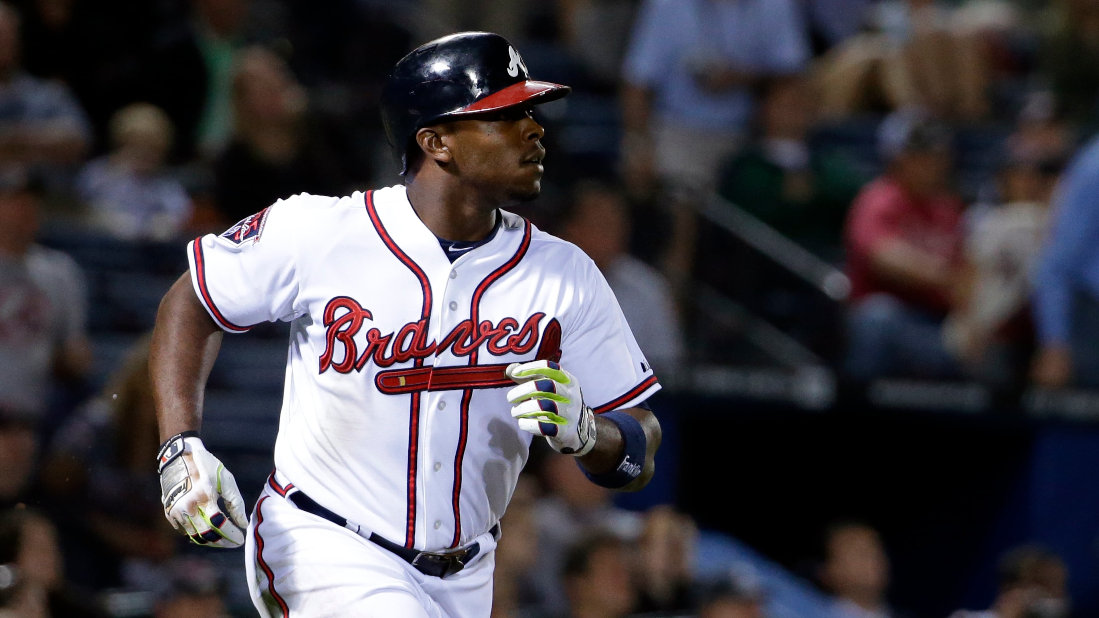 Atlanta Braves' Justin Upton hits a single to score the winning run in the tenth inning of a baseball game against the Washington Nationals, Friday, April 11, 2014, in Atlanta. (AP Photo/David Goldman)
