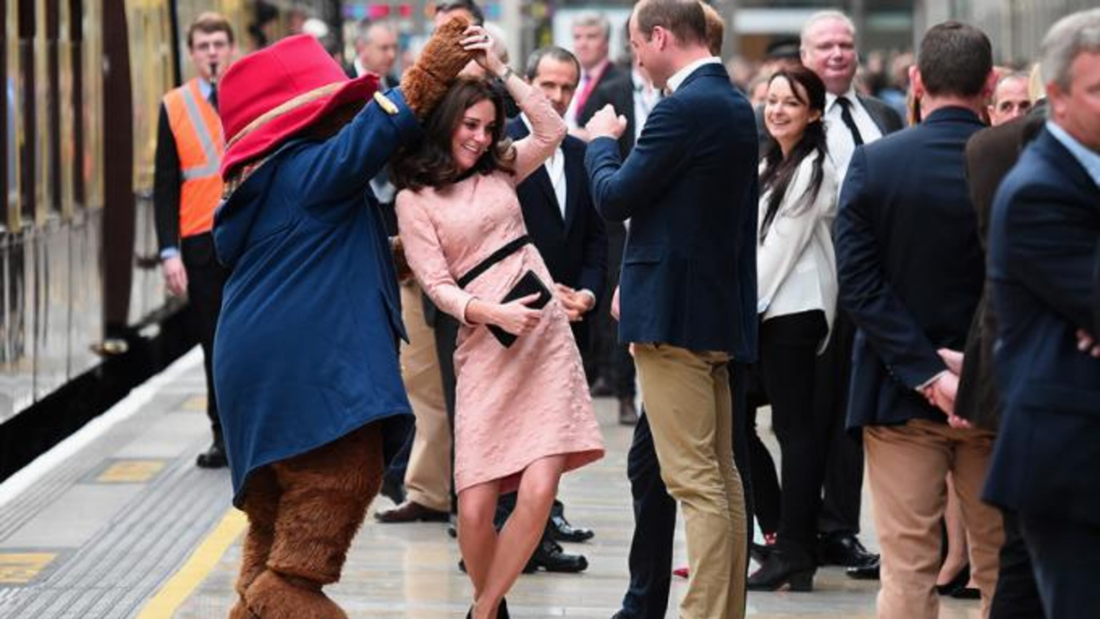 LONDON, ENGLAND - OCTOBER 16: Paddington Bear dances with Catherine, Duchess of Cambridge and Prince William, Duke of Cambridge at the Charities Forum Event on board the Belmond Britigh Pullman train at Paddington Station on October 16, 2017 in London, England. (Photo by Eamonn M. McCormack/Getty Images)