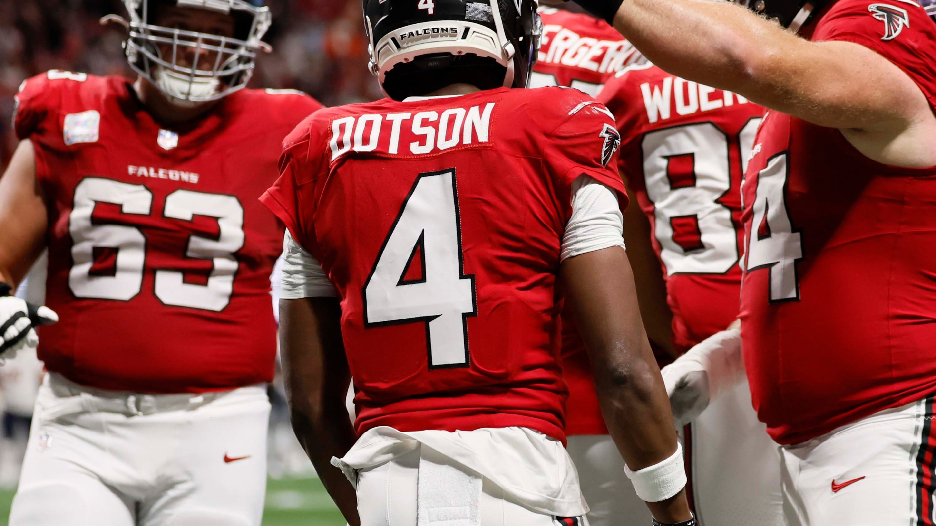 Atlanta Falcons players celebrate after wide receiver Jahan Dotson (4) scores a touchdown during the first half of an NFL football game against the Chicago Bears at Mercedes-Benz Stadium in Atlanta, GA, on Sunday, Oct. 18, 2026. (Miguel Martinez/AJC)