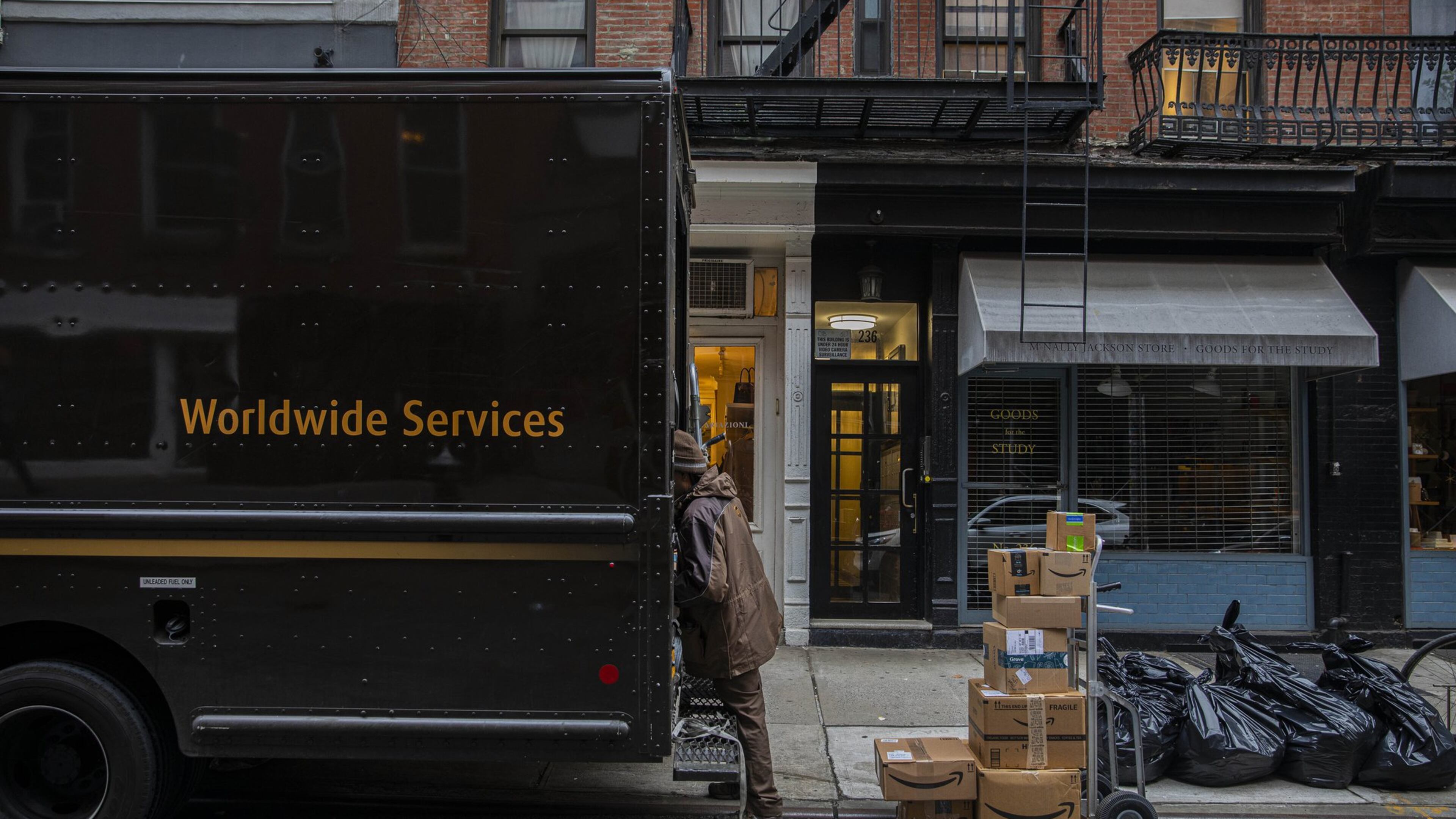 A UPS delivery worker in New York, March 19, 2020. Retailers and companies in the food and medical supply chain, which are seeing demand soar, are recruiting workers directly from employers like hotels and restaurants, which have largely been shut down by the pandemic and laid off staffs en masse. (Hiroko Masuike/The New York Times)