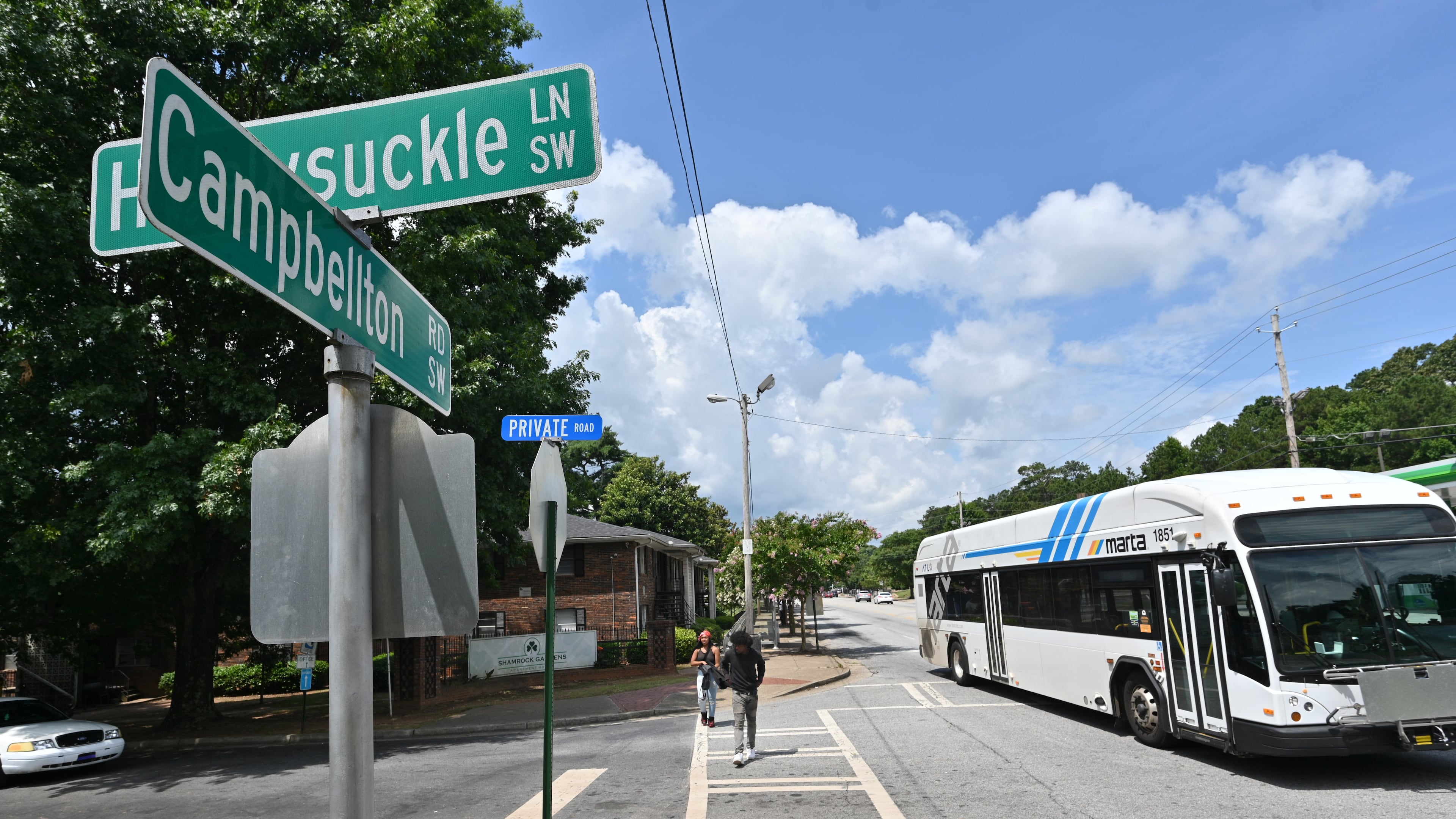Campbellton Road is home to one of MARTA's busiest bus routes. (Hyosub Shin / Hyosub.Shin@ajc.com)