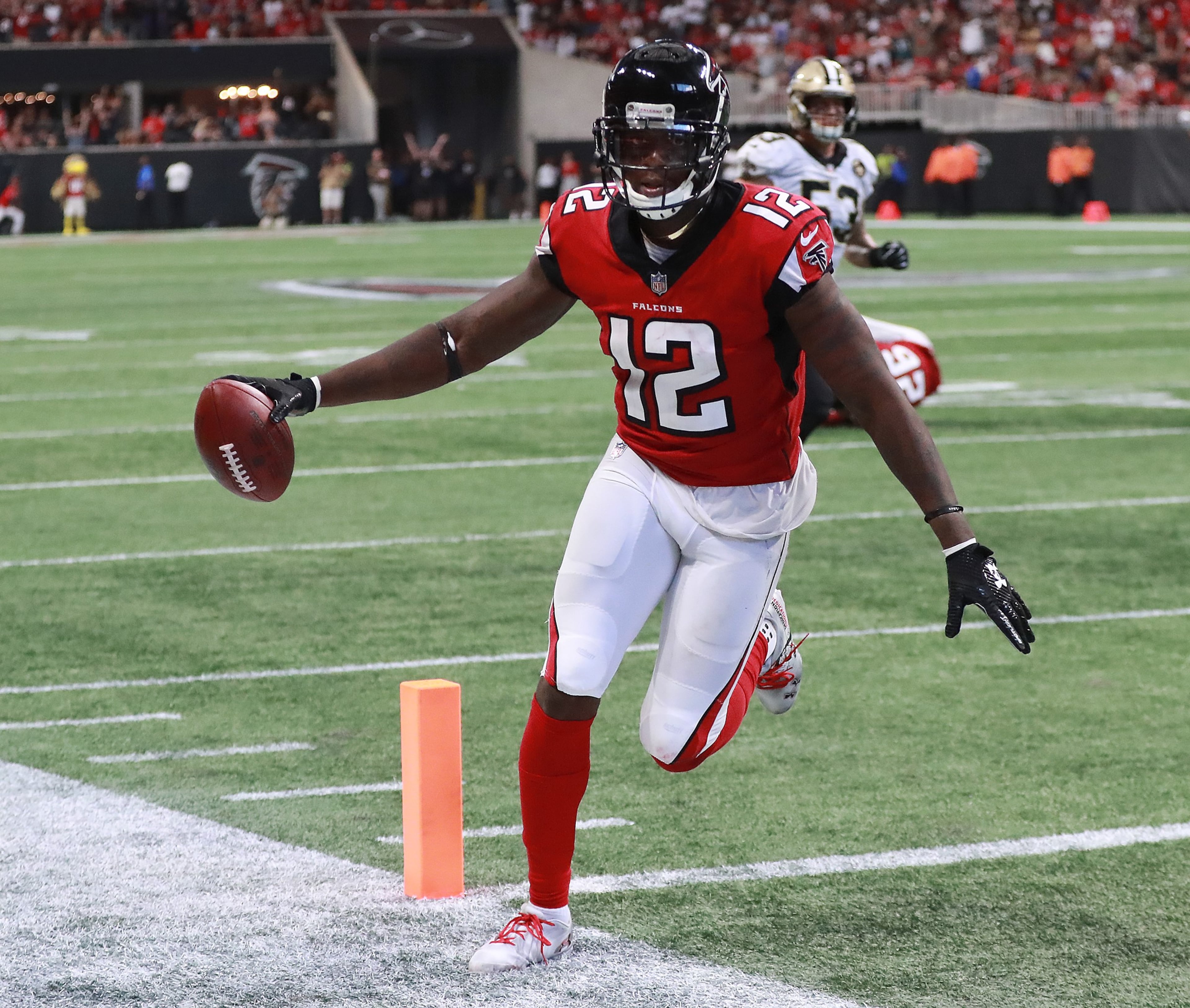 September 23, 2018 Atlanta: Atlanta Falcons wide receiver Mohamed Sanu scores a touchdown for a 35-30 lead over the New Orleans Saints during the fourth quarter in an NFL football game on Sunday, Sept 23, 2018, in Atlanta. Curtis Compton/ccompton@ajc.com
