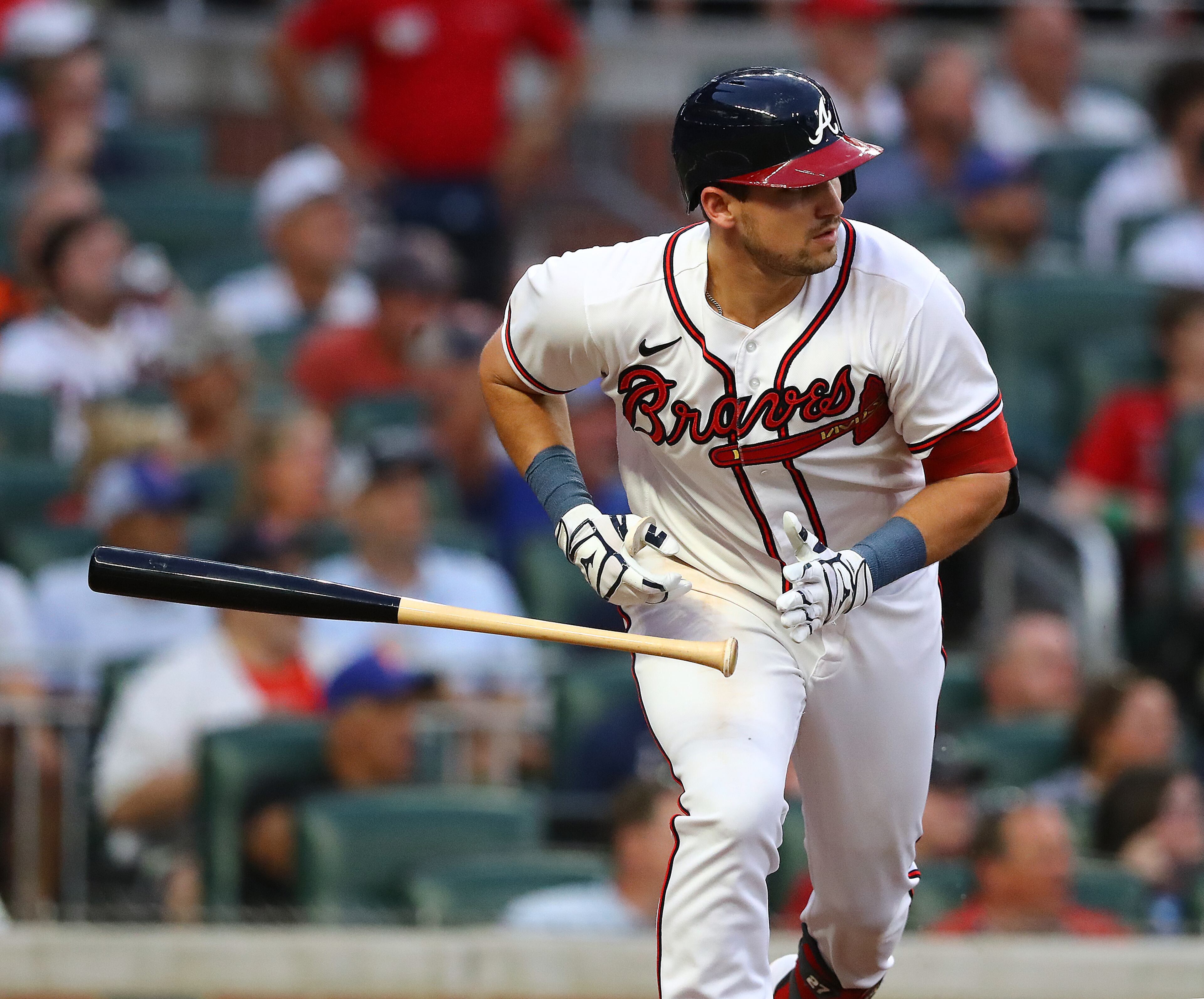 081822 Atlanta: Atlanta Braves third baseman Austin Riley hits a RBI-single to take a 2-0 lead over the New York Mets during the third inning in a MLB baseball game on Thursday, August 18, 2022, in Atlanta. “Curtis Compton / Curtis Compton@ajc.com
