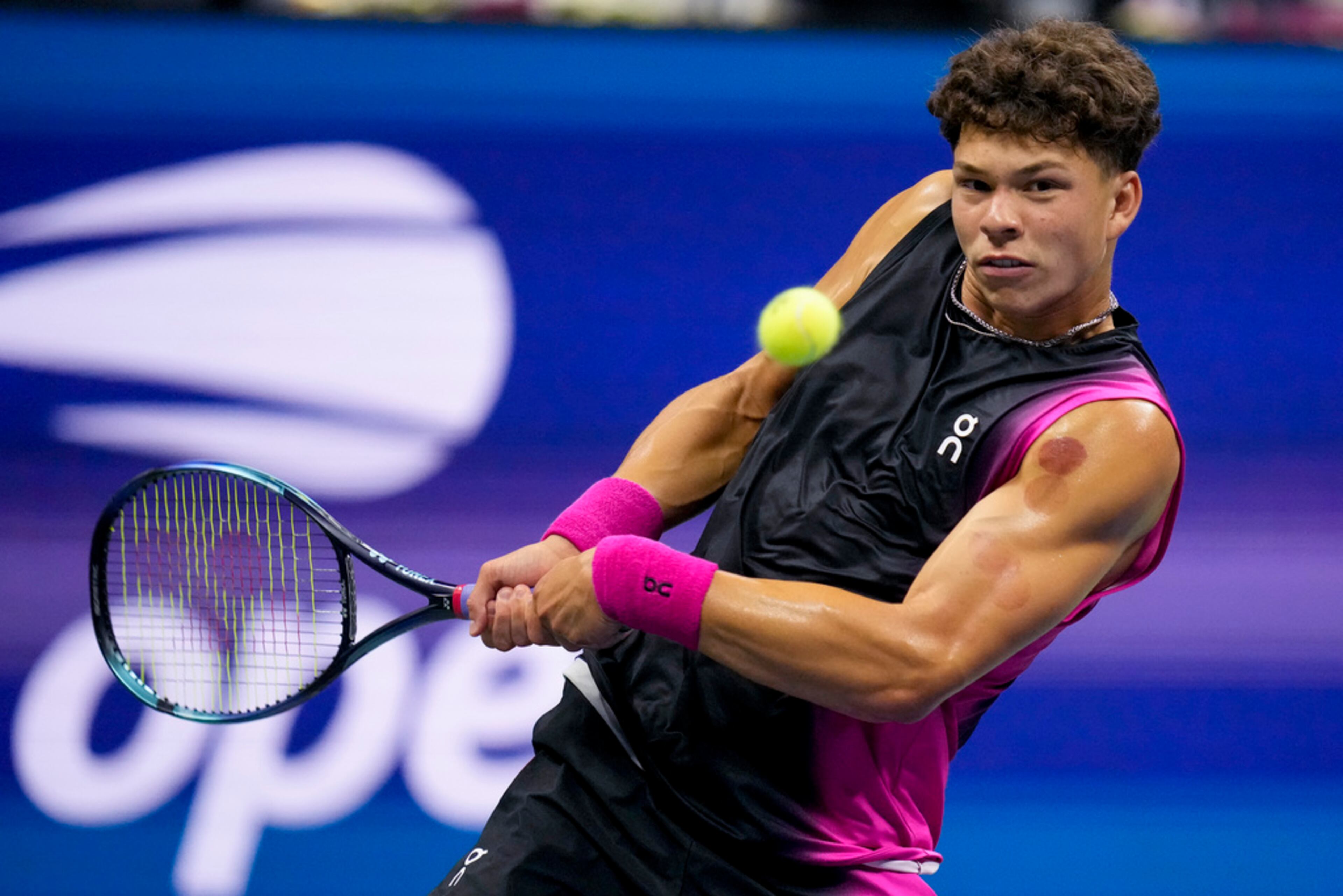 Ben Shelton, of the United States, returns a shot to Frances Tiafoe, of the United States, during the quarterfinals of the U.S. Open tennis championships, Tuesday, Sept. 5, 2023, in New York. (AP Photo/Charles Krupa)