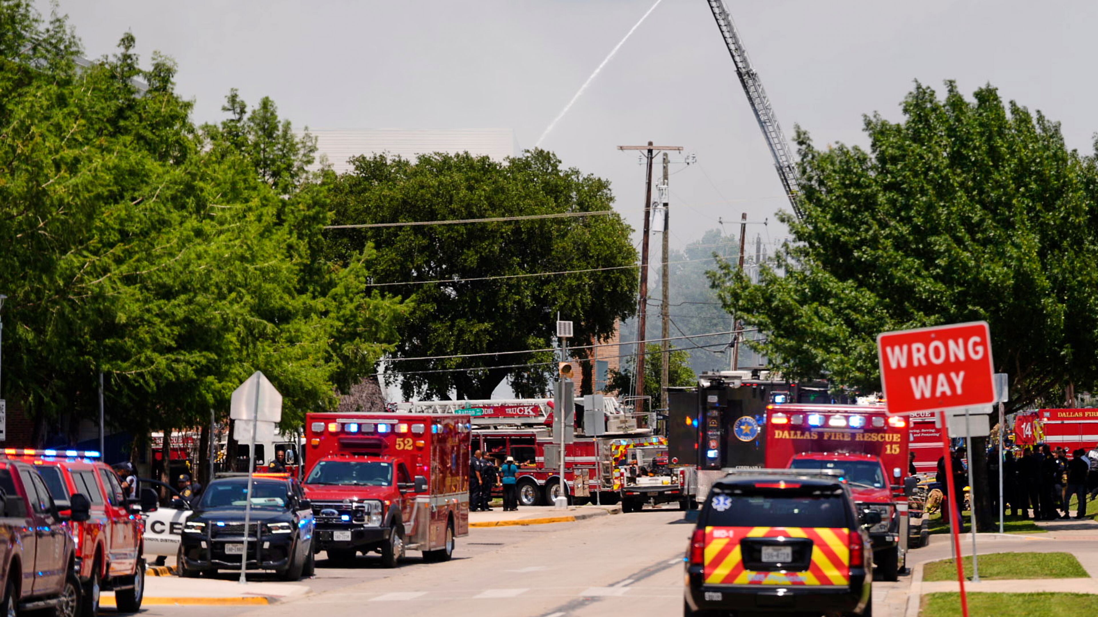 Police and firefighting crews respond to the scene of a large fire at an apartment complex in Dallas, Thursday, May 28, 2026. (AP Photo/Gabriela Passos)