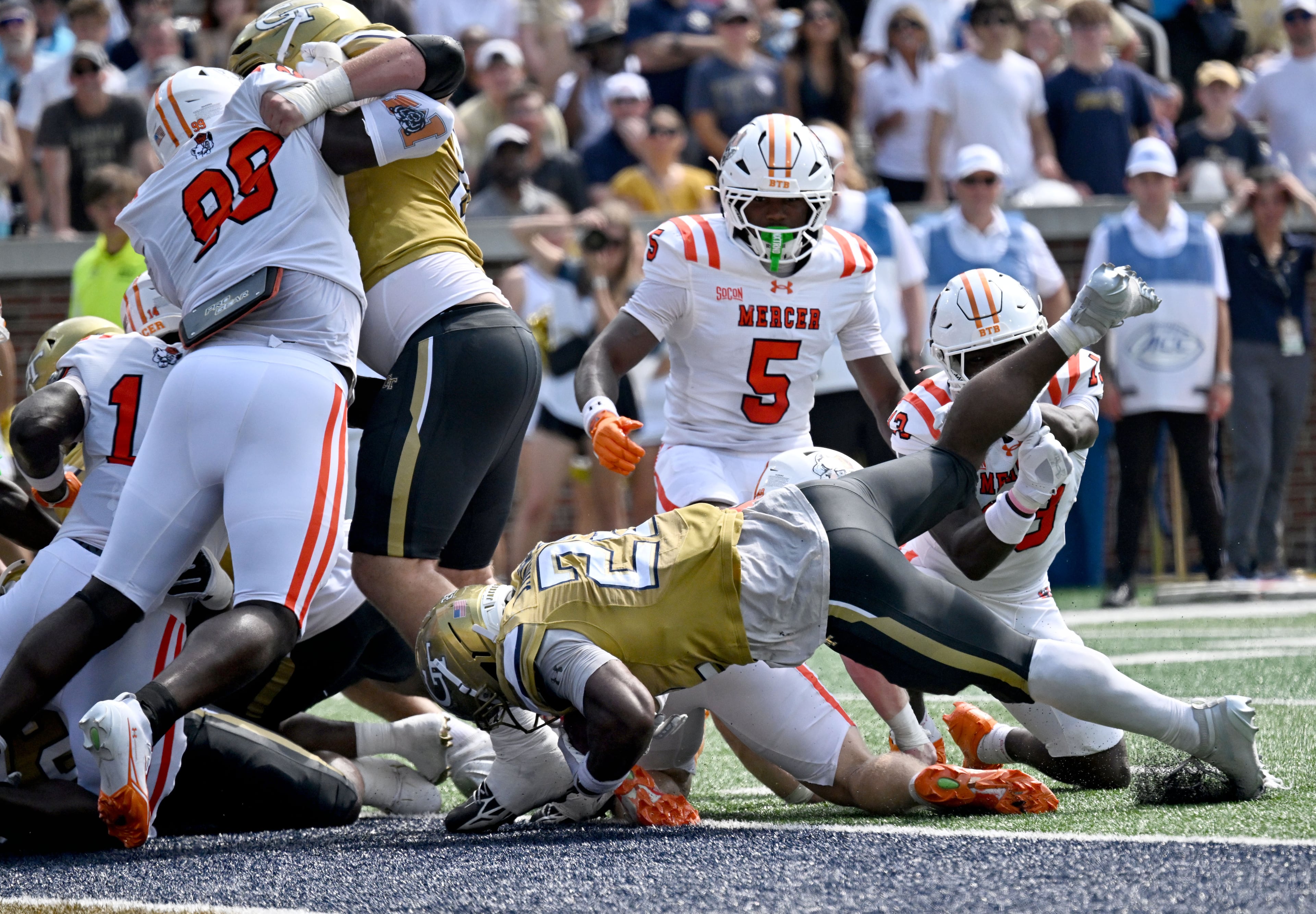 Georgia Tech running back Justice Haynes (22) scores a touchdown during the first half in an NCAA college football game at Bobby Dodd Stadium on Saturday, Sept. 19, 2026, in Atlanta. (Hyosub Shin/AJC)