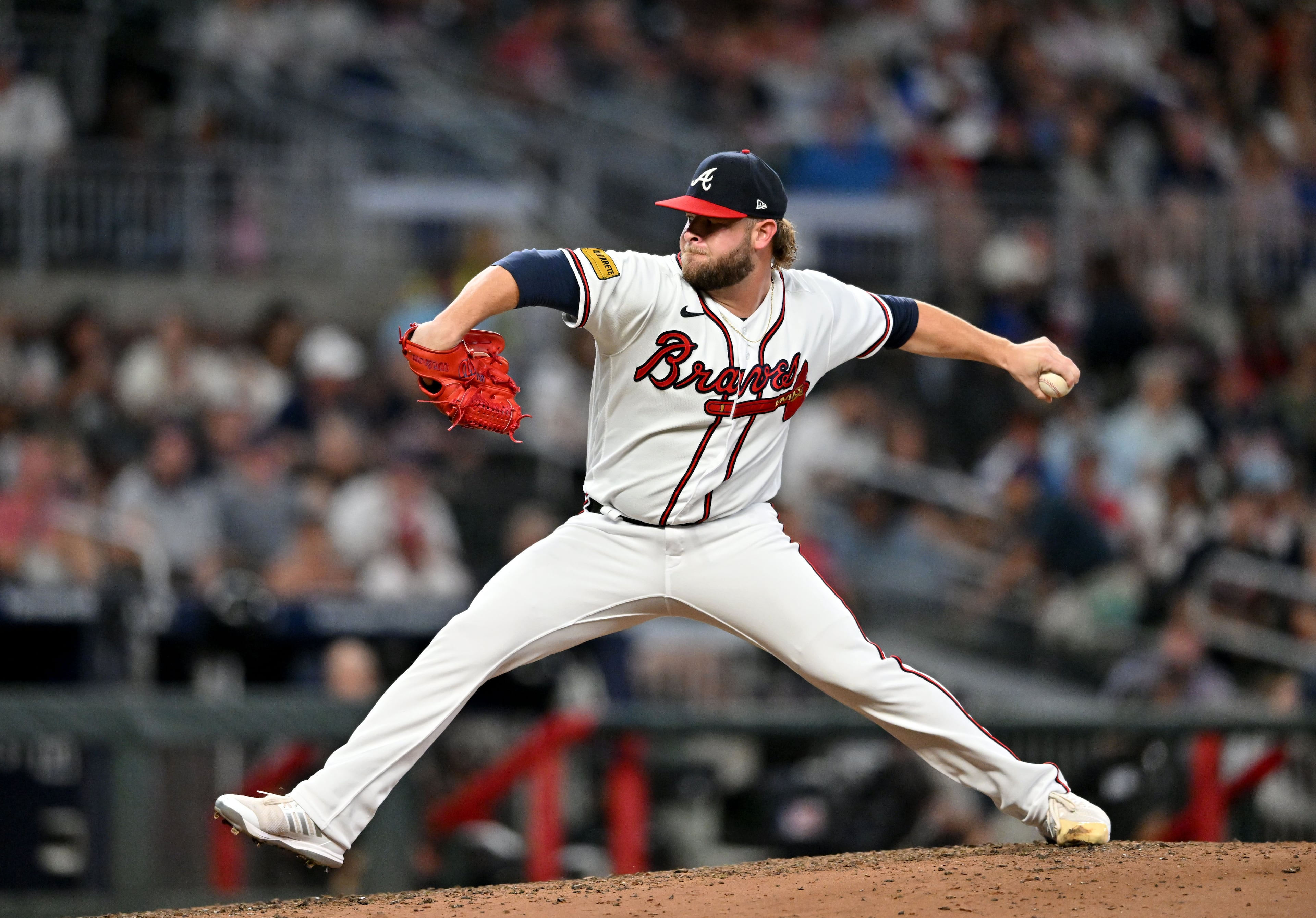 Atlanta Braves' relief pitcher A.J. Minter (33) throws during the eighth inning. (Hyosub Shin / Hyosub.Shin@ajc.com)