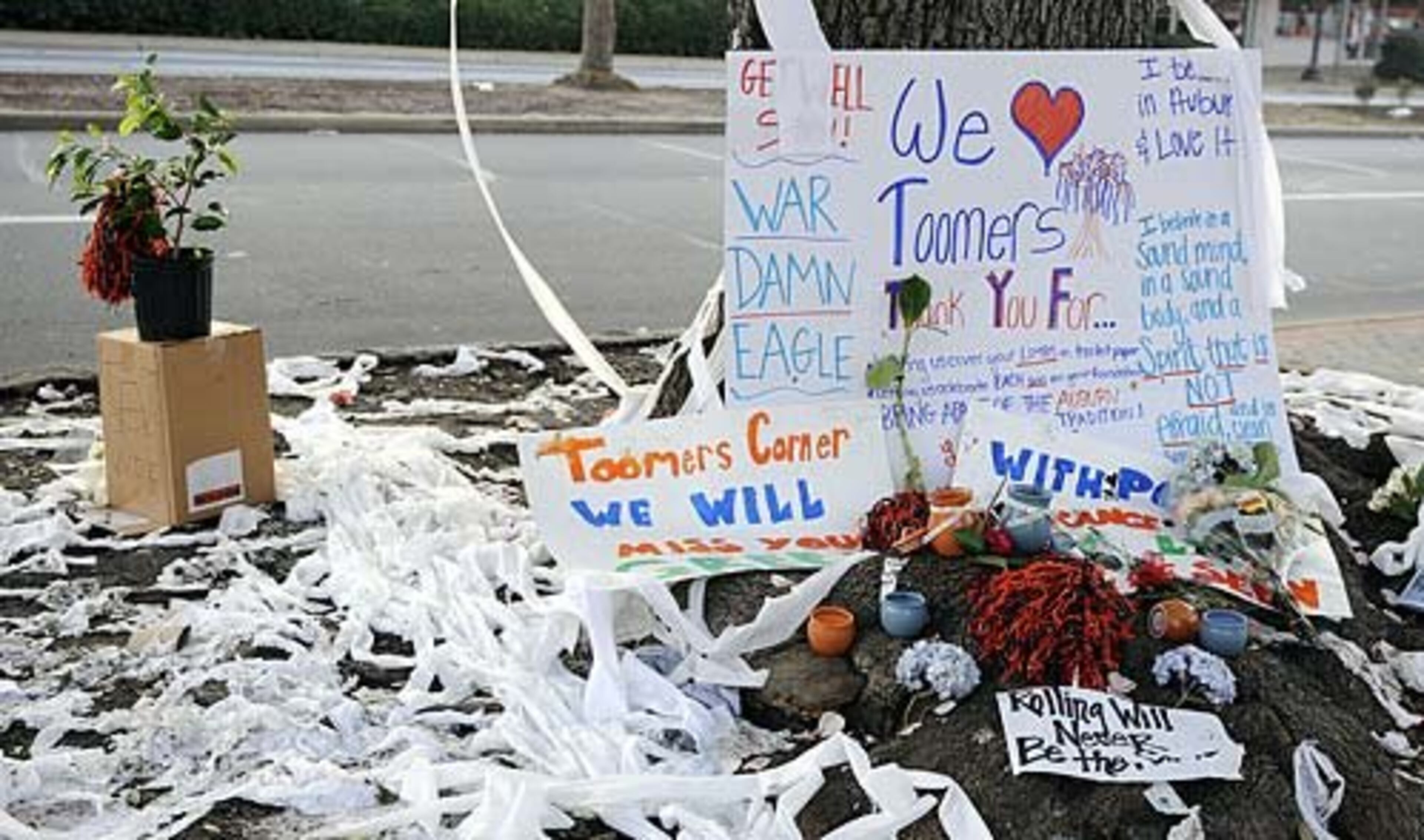 Auburn fans have been leaving poignant tributes for the two poisoned landmark trees at Toomer's Corner.
