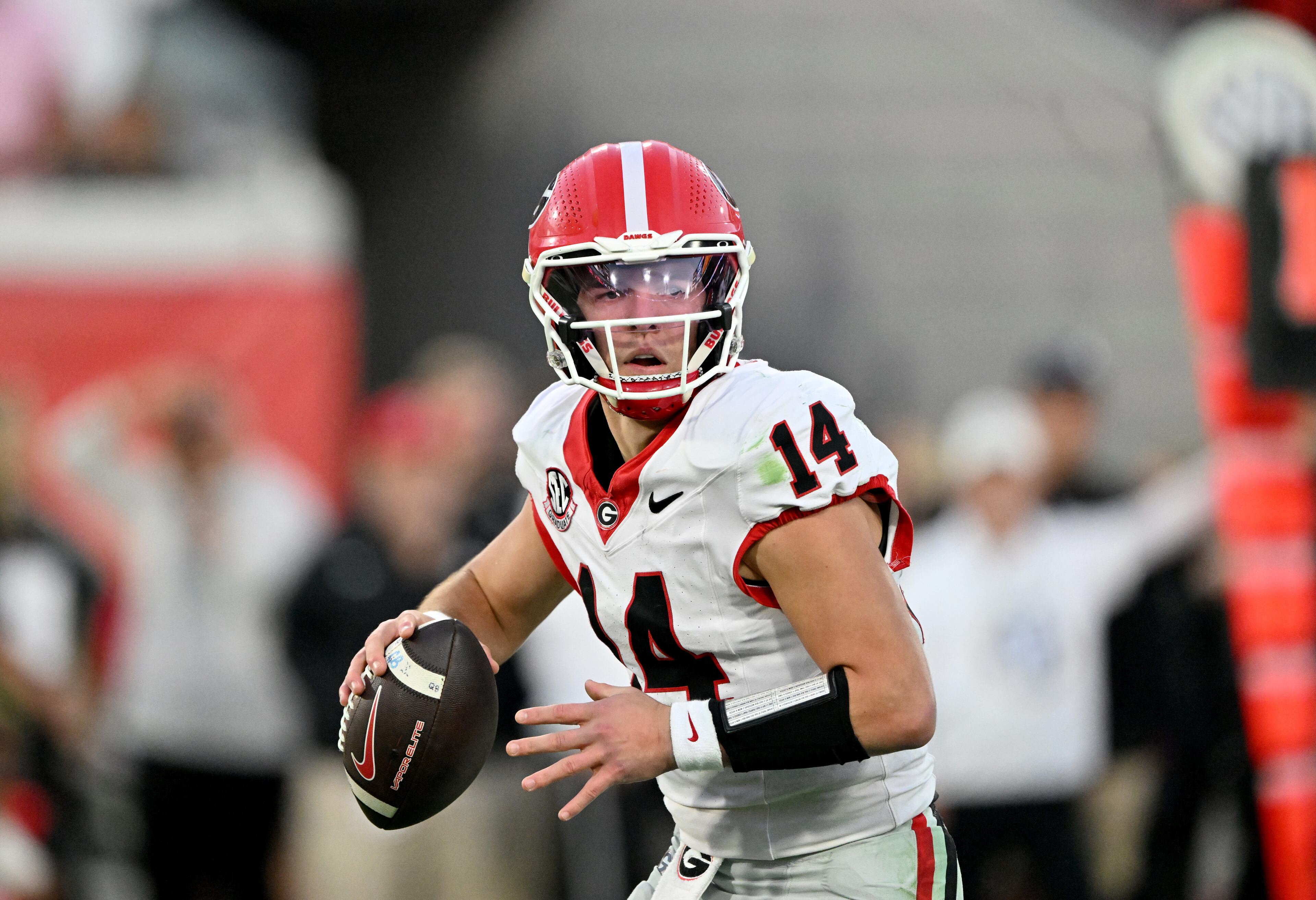 Georgia quarterback Gunner Stockton (14) prepares to get off a pass during the second half in an NCAA football game, Saturday, November 1, 2025, Jacksonville, Fla. Georgia won 24-20 over Florida. (Hyosub Shin / AJC)