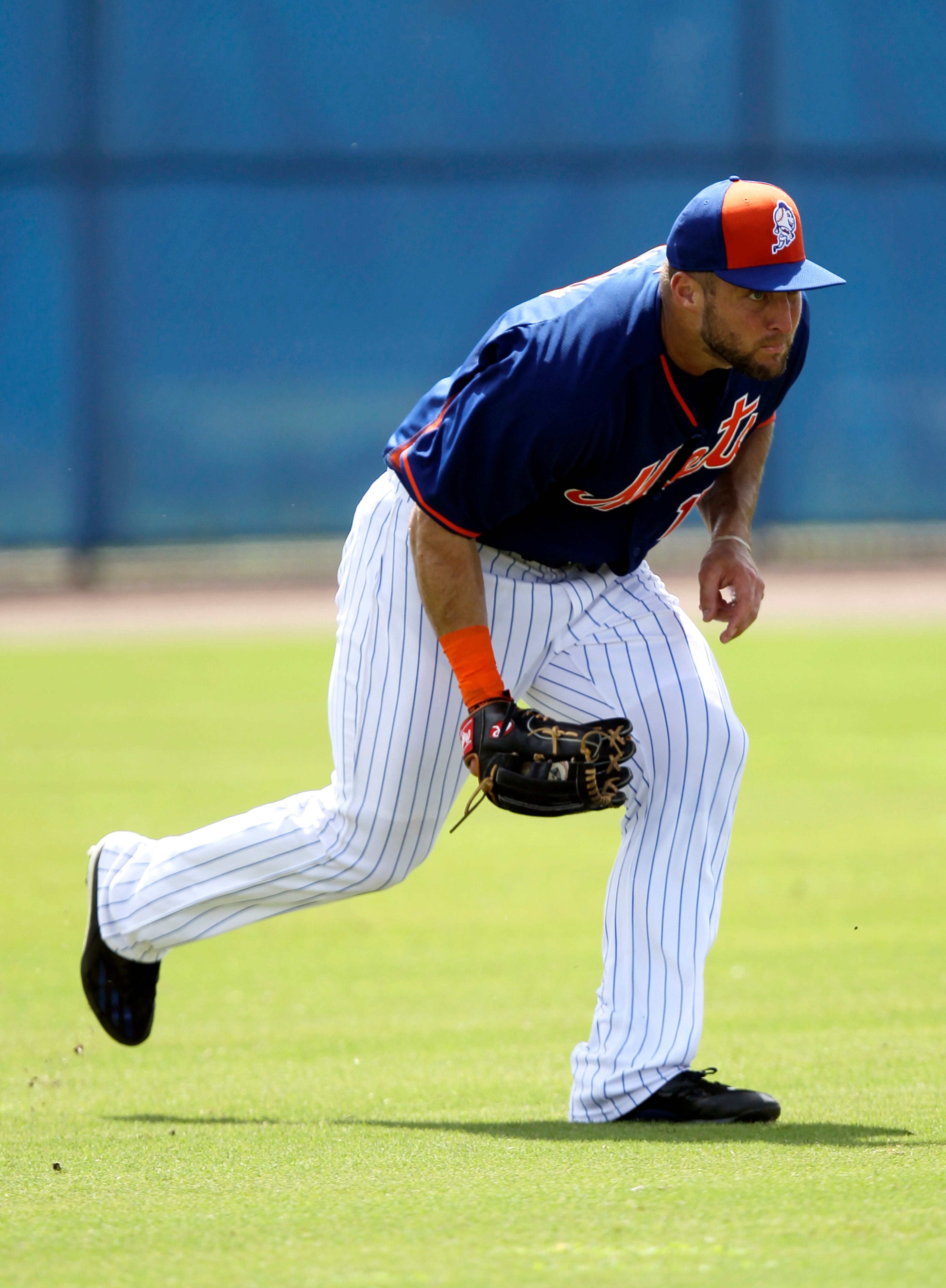Tim Tebow fields a ball hit to him in left during his first instructional league baseball game for the New York Mets against the St. Louis Cardinals instructional club Wednesday, Sept. 28, 2016, in Port St. Lucie, Fla. (AP Photo/Luis M. Alvarez)