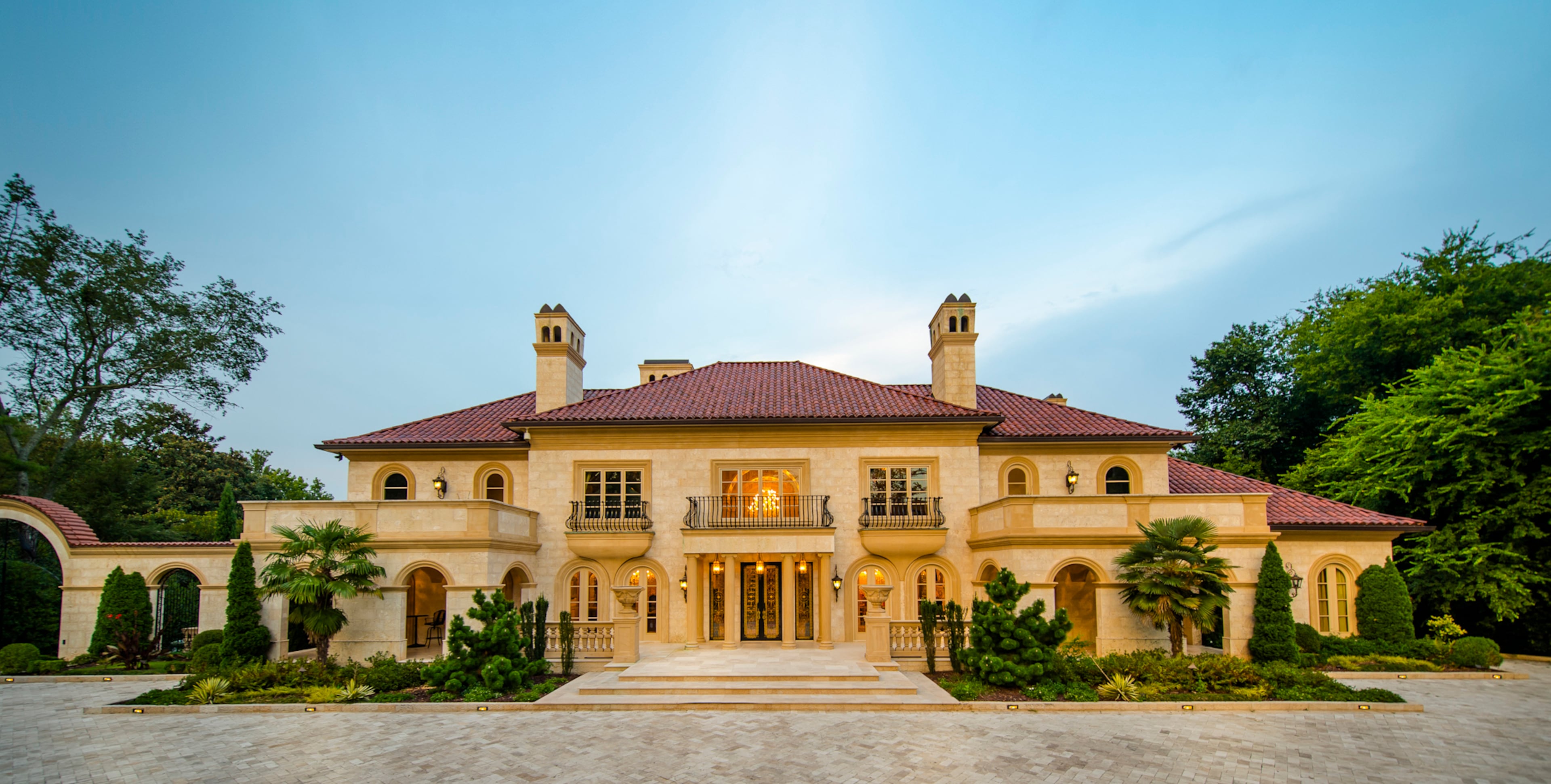 Got $19.9 million to spend on a house? Check out this 40,000-square-foot mansion off West Paces Ferry Road. The nine-bedroom, 15-bath home was featured in the movies "Zombieland" and "The Three Stooges." The estate also includes a library, gym, public rooms, a media room and a wine cellar. According to a 2011 AJC report, the home was occupied by Lee Najjar, aka "Big Poppa" on Bravo's "Real Housewives of Atlanta." For more information, visit http://www.toptenrealestatedeals.com/homes/weekly-ten-best-home-deals/2013/9-24-2013/.