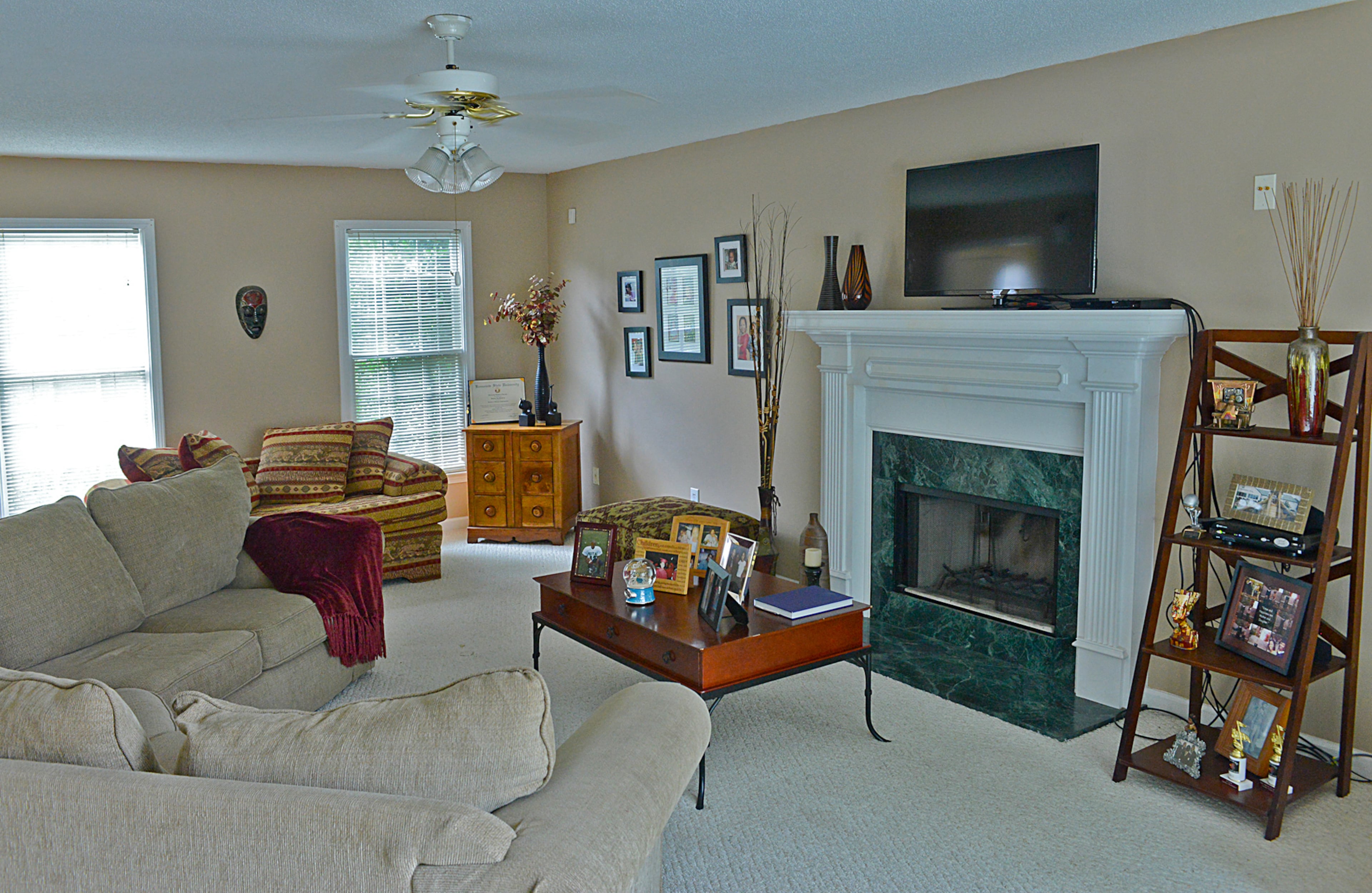 Shannon Joy’s favorite room in her Powder Springs home is the family room, which has cozy seating for her family and friends and floral accessories.--Text by Lori Johnston and Keith Still/Fast Copy News Service