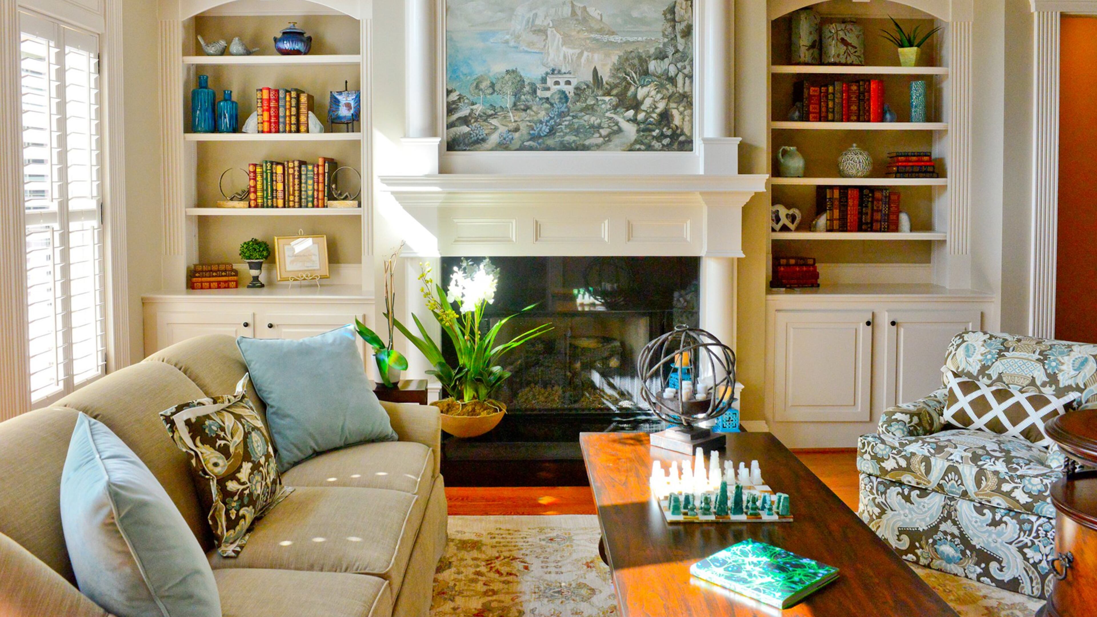 Interior designer Linda Castle had this custom mural painted for homeowners Kelsey and Schenck Wiley. In the built-in bookcases, the spines of books and vases pop against the backdrop of Sherwin-Williams Tony Taupe. The couple and their interior designer worked with painter Doug Bailey. Text by Lori Johnston and Shannon Adams/Fast Copy News Service.(Christopher Oquendo/www.ophotography.com)