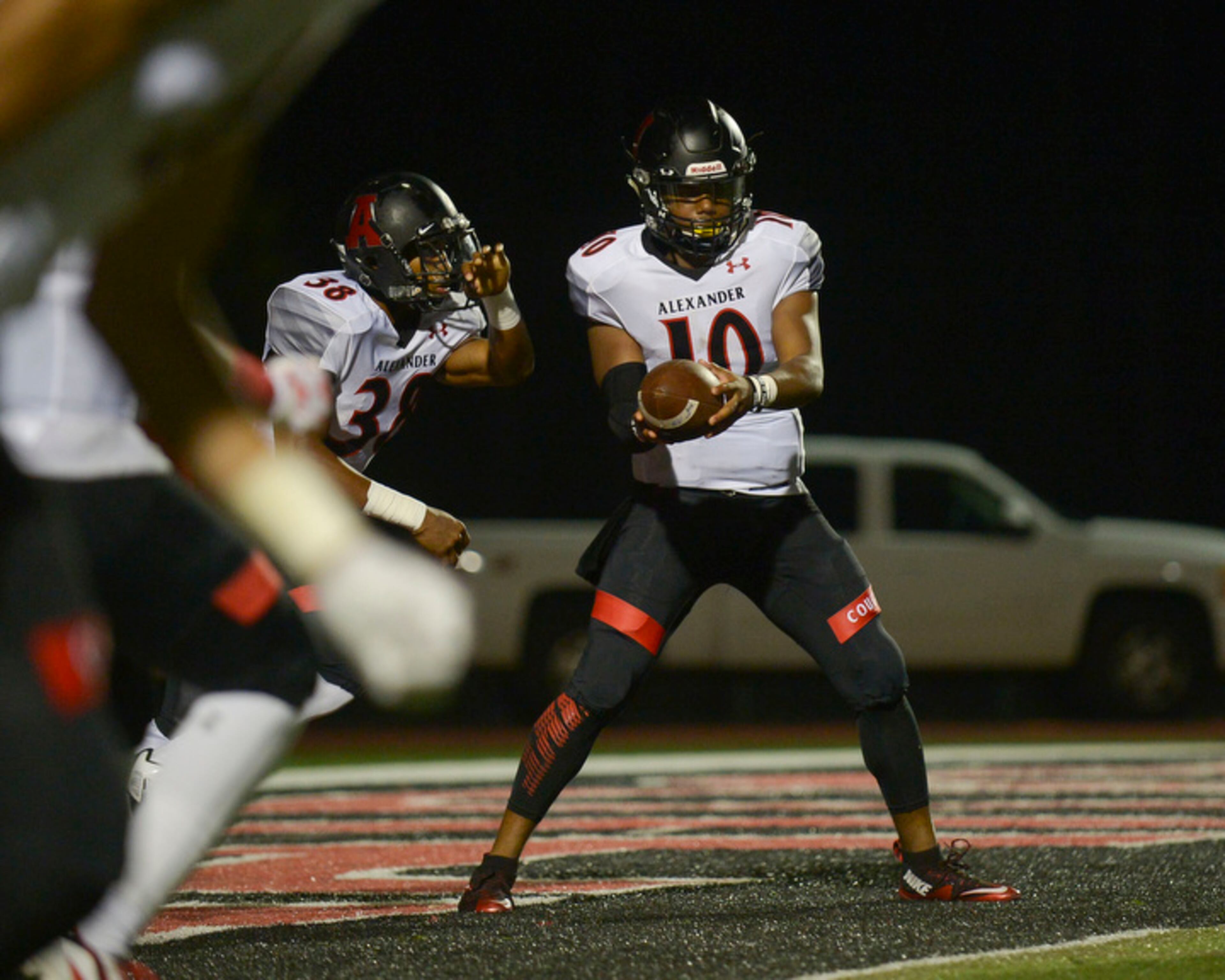 Alexander senior QB Mason Wood (10) makes a handoff to junior RB Quentin Brown (38) late in the second half of their game at Allatoona Friday, August 25, 2017. Special/Daniel Varnado