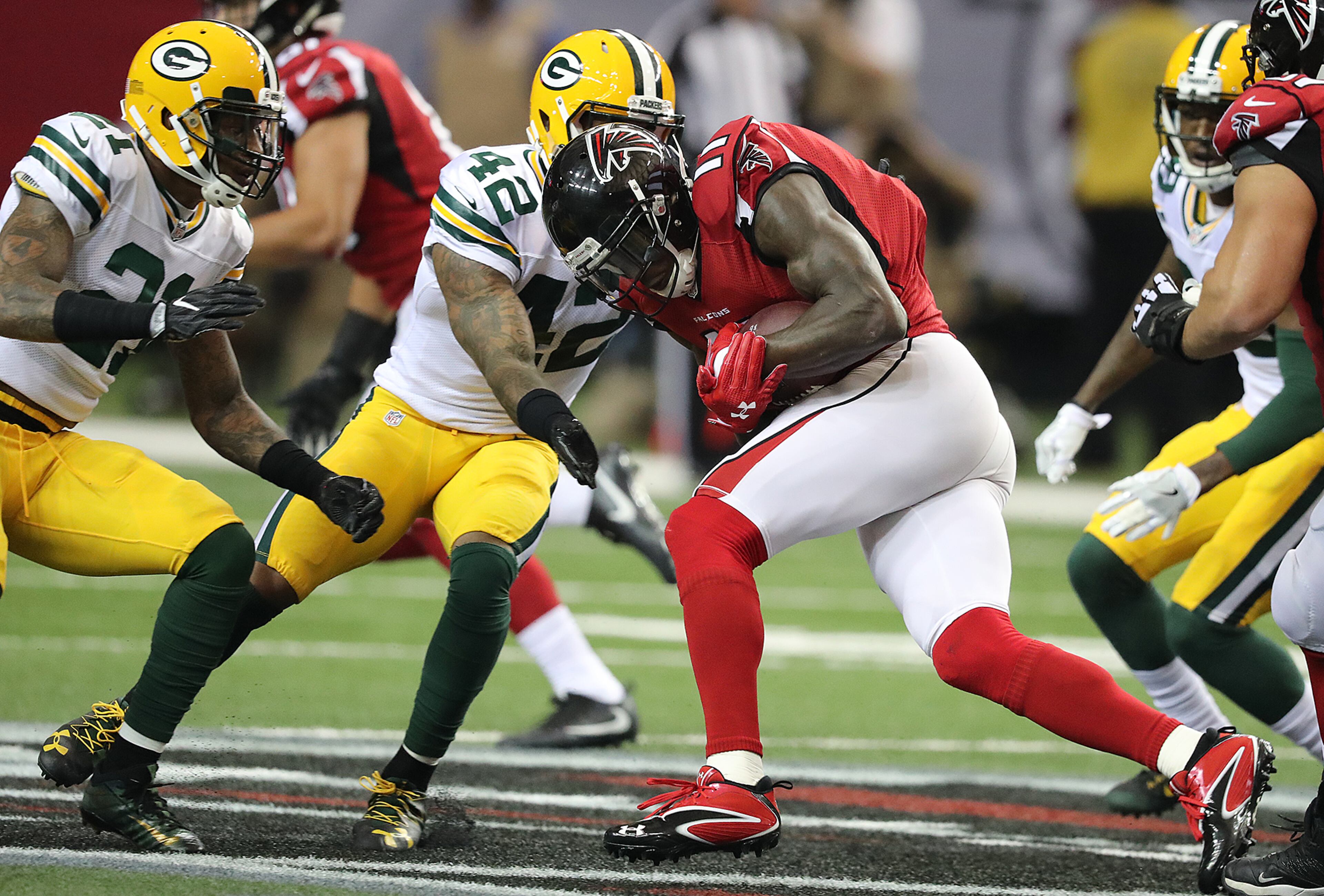 October 30, 2016 ATLANTA: Falcons wide receiver Julio Jones makes a reception against Packers safety Morgan Burnett during the first half in an NFL football game on Sunday, Oct. 30, 2016, in Atlanta. Curtis Compton /ccompton@ajc.com