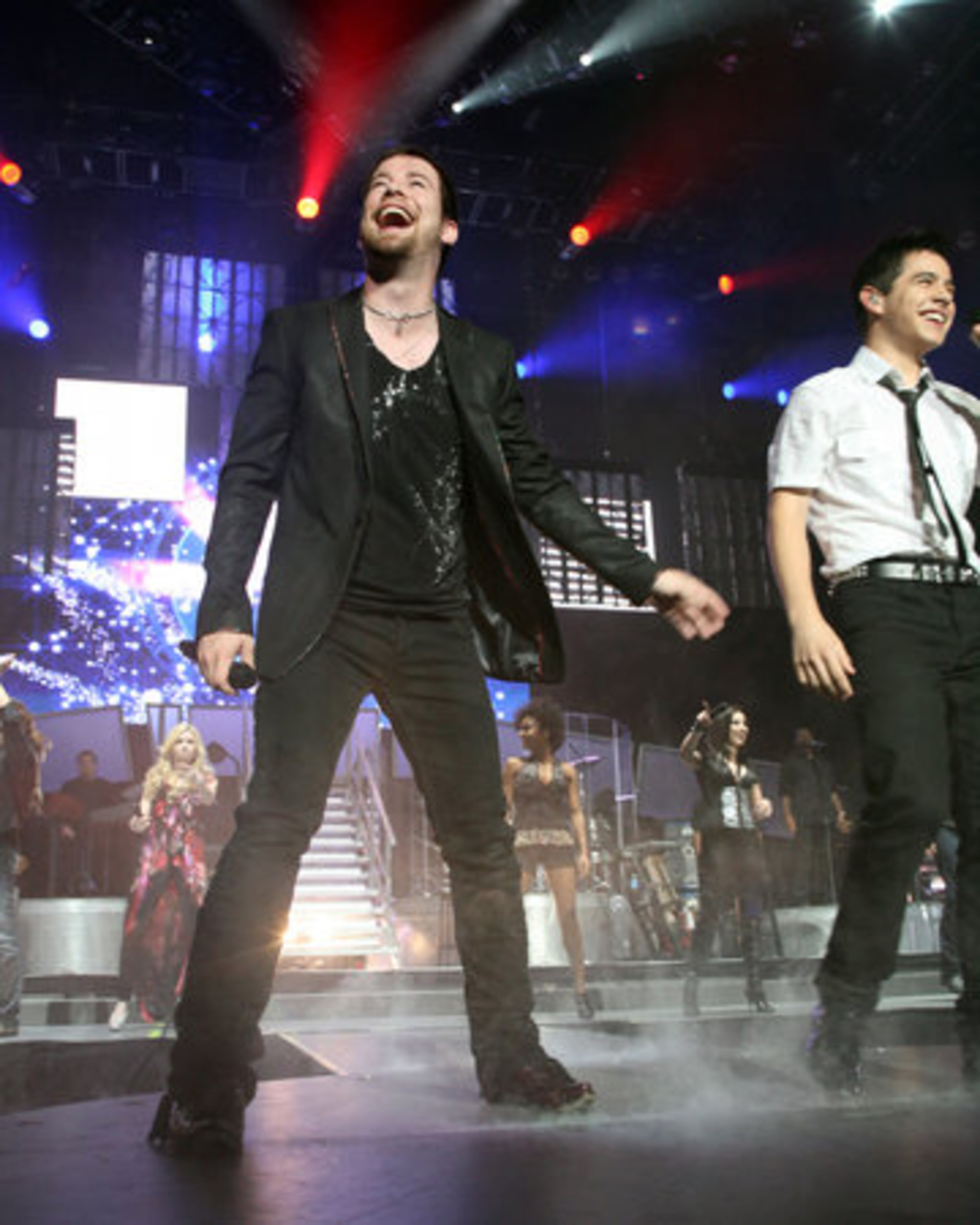 David Cook and David Archuleta interact with the crowd.