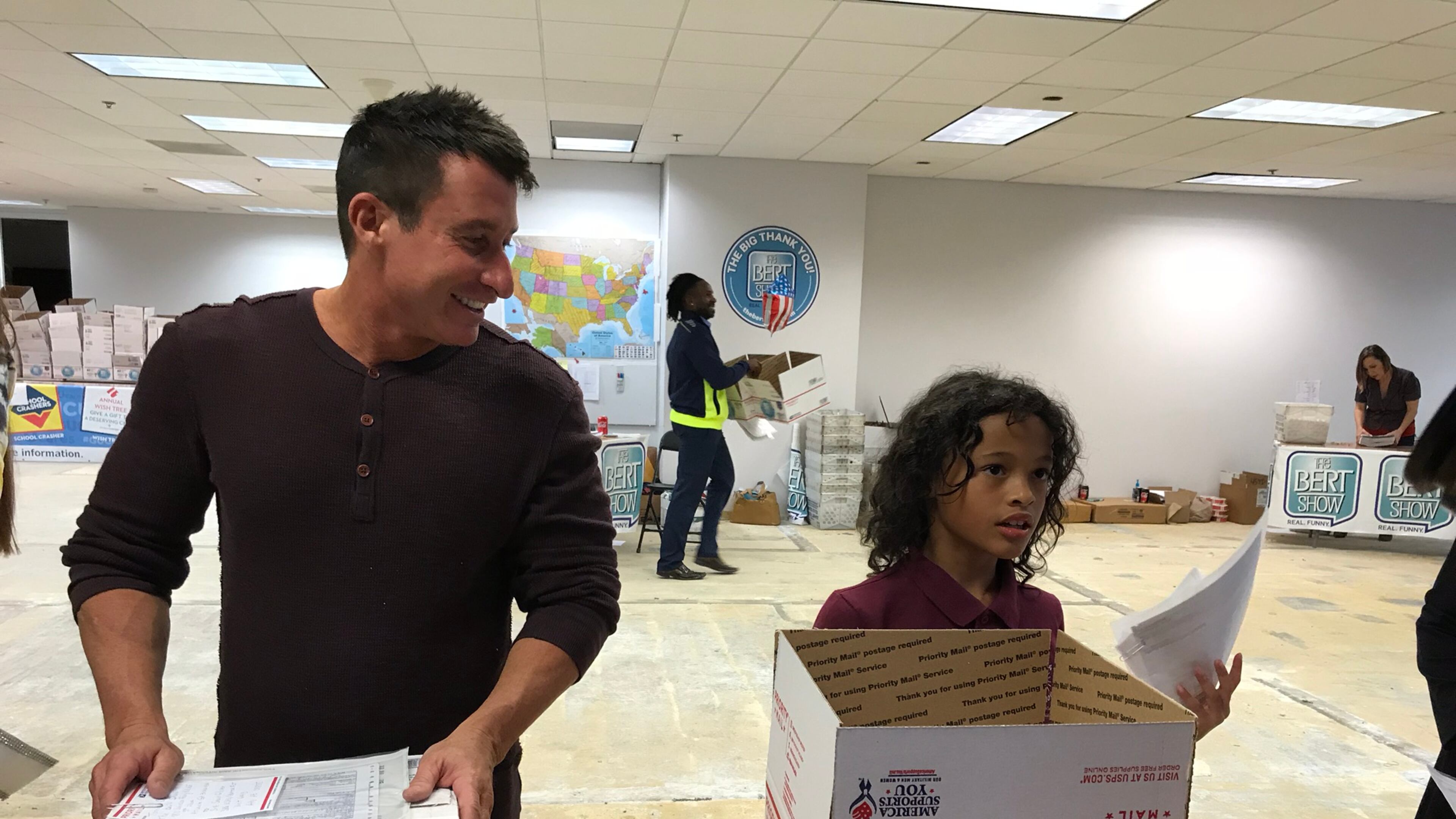 Bert Weiss kibitzes with Athena, a young volunteer. CREDIT: Rodney Ho/rho@ajc.com