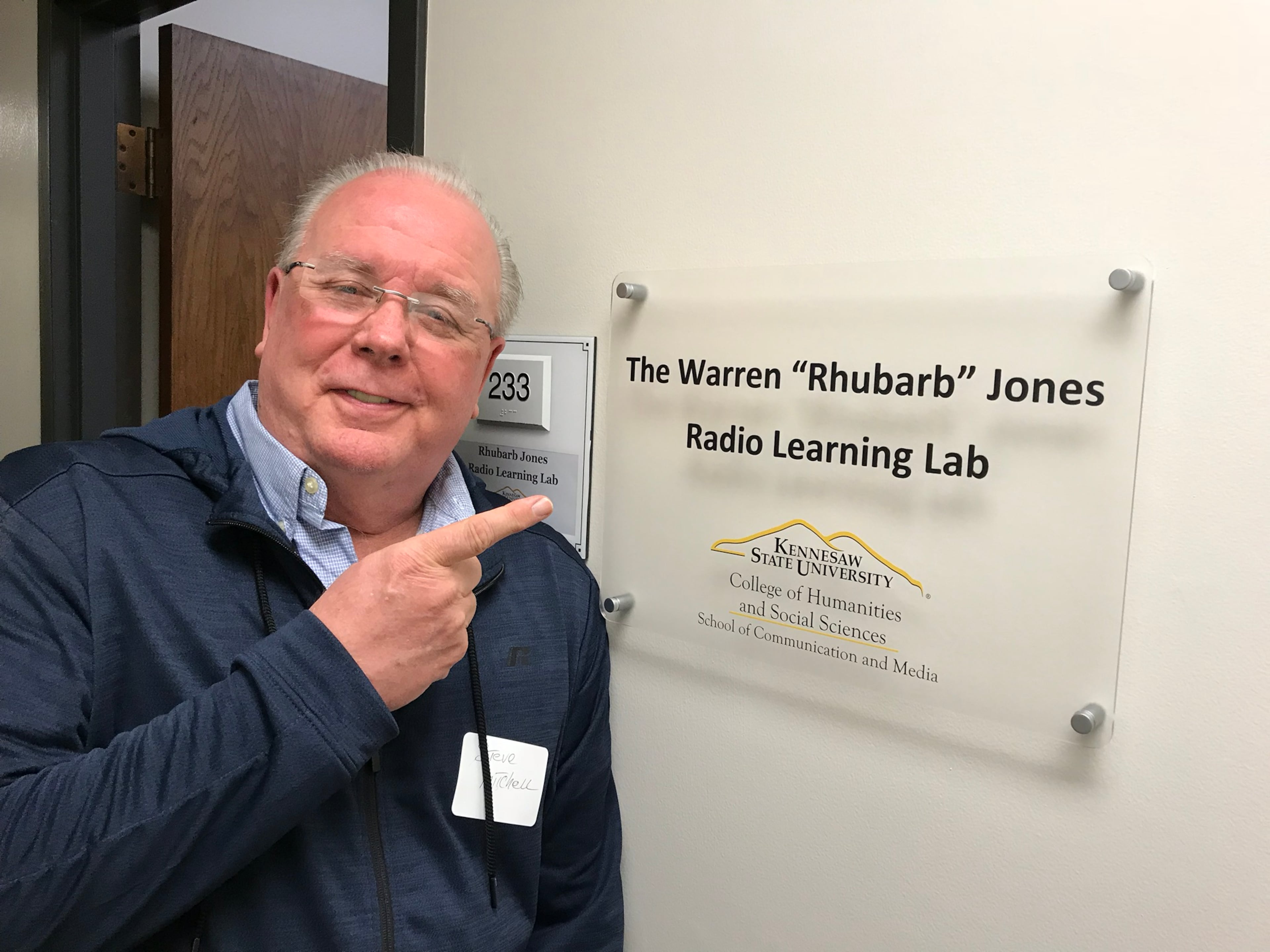 Steve Mitchell, a long-time jock himself at 96rock, Y106 and Eagle 106.7, stopped by to honor his former colleague Rhubarb jones. CREDIT: Rodney Ho/rho@ajc.com